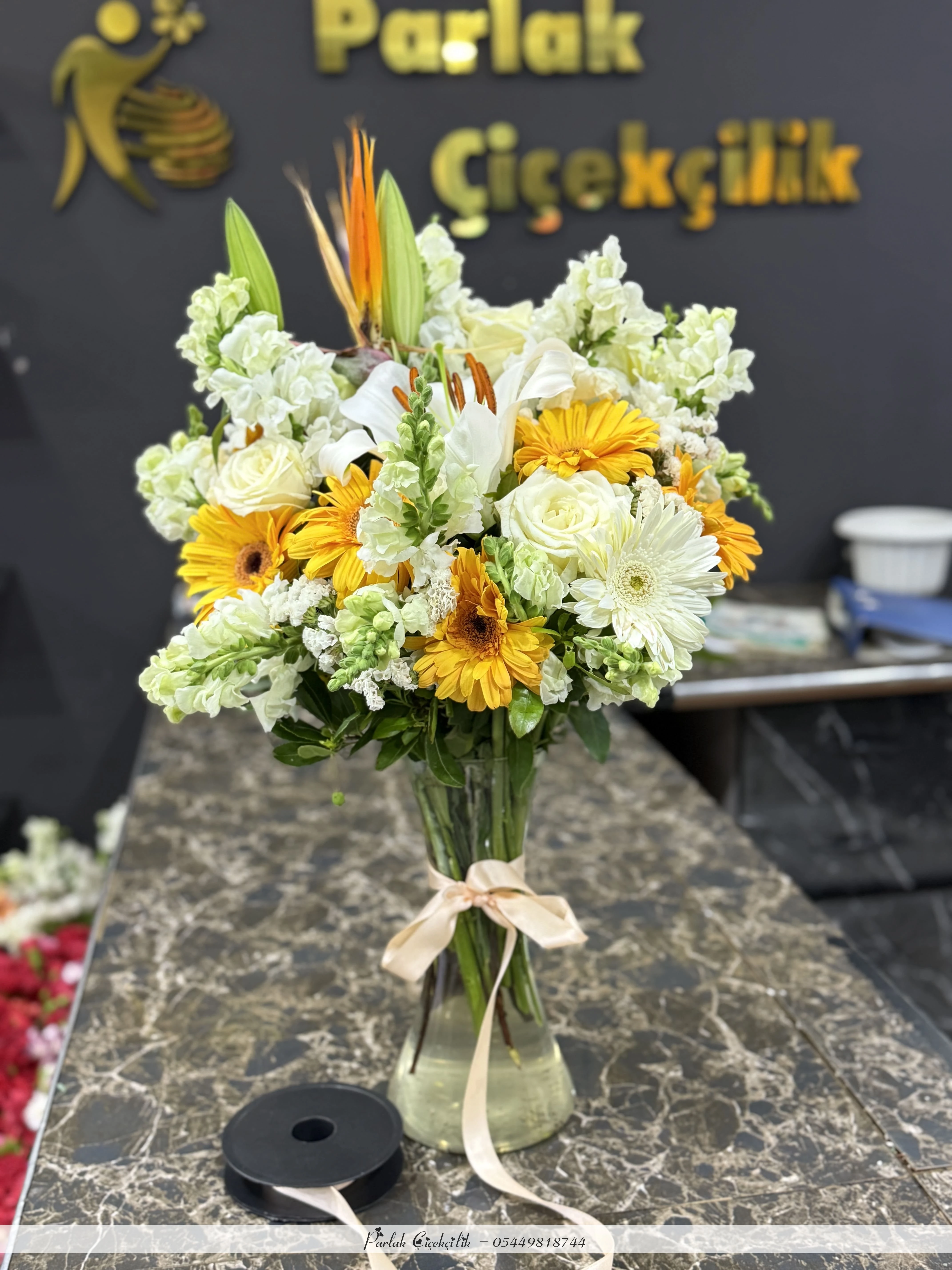 Işıltılı Beyaz Ve Sarı Çiçek Aranjmanı