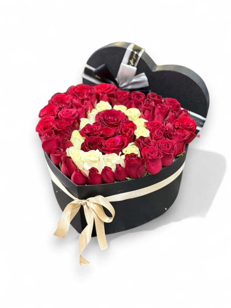 Kalp Kutuda Kırmızı Ve Beyaz Gül Aranjmanı
