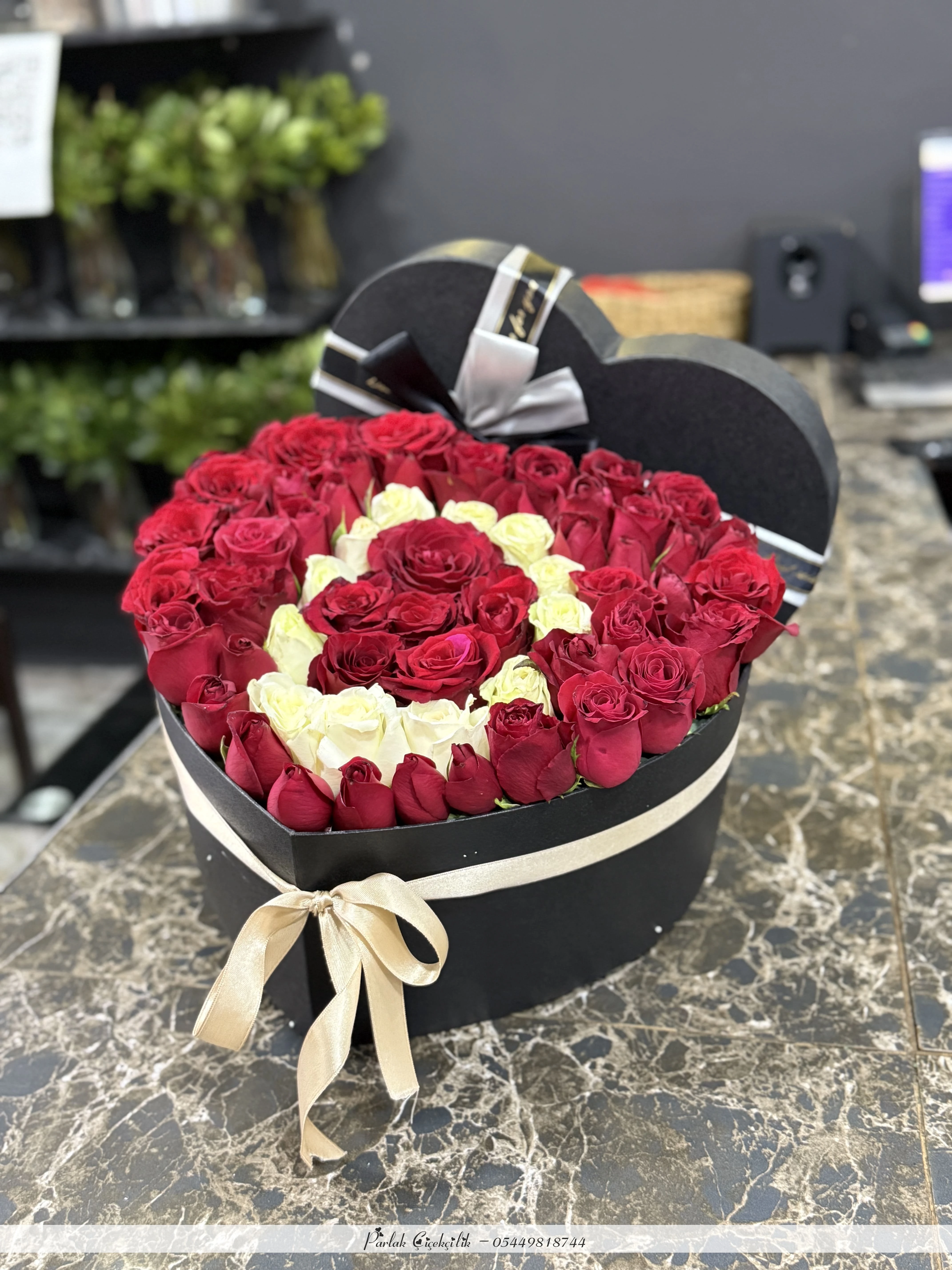 Kalp Kutuda Kırmızı Ve Beyaz Gül Aranjmanı