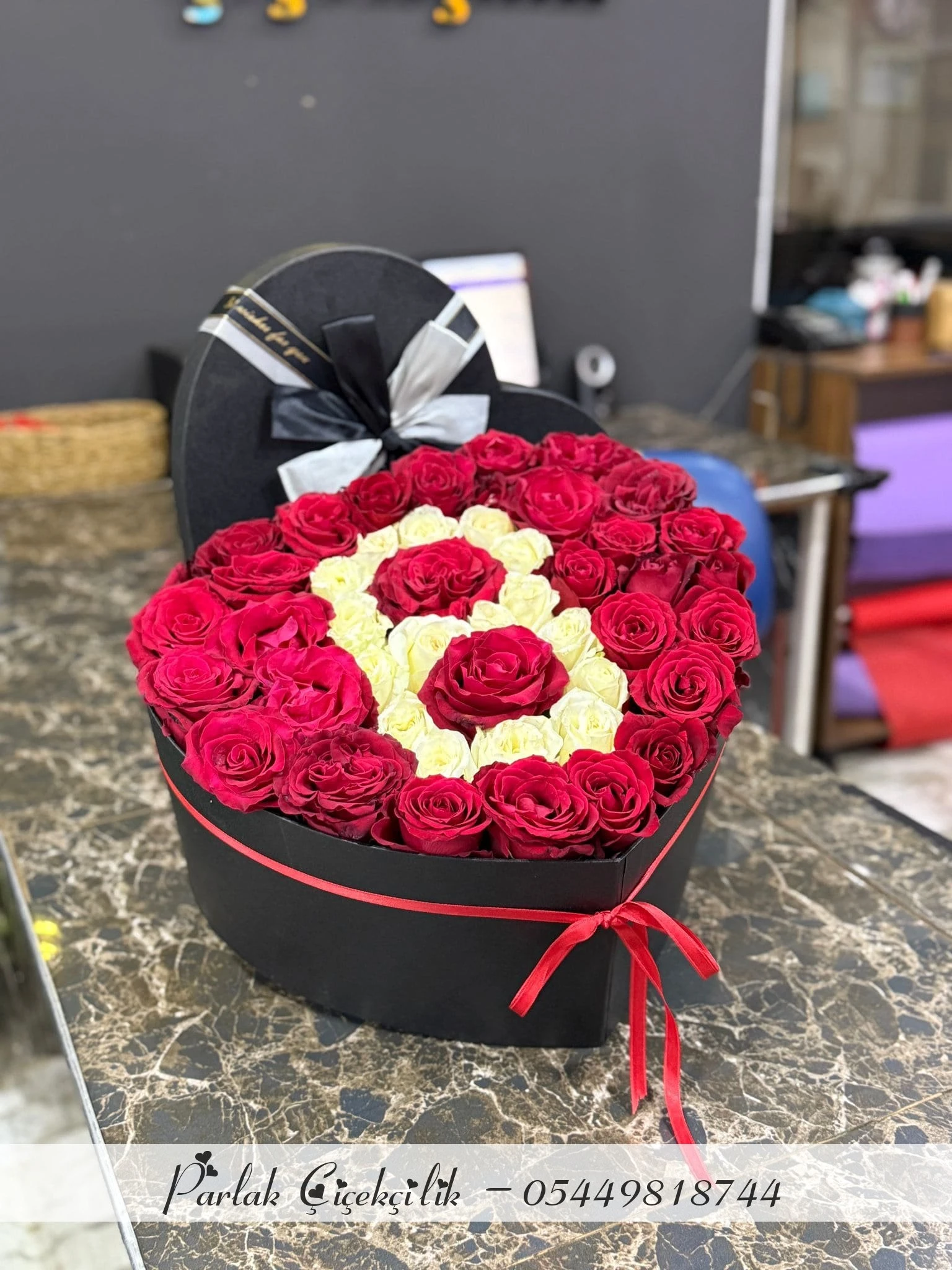 Kalp Kutuda Özel Harfli Gül Aranjmanı