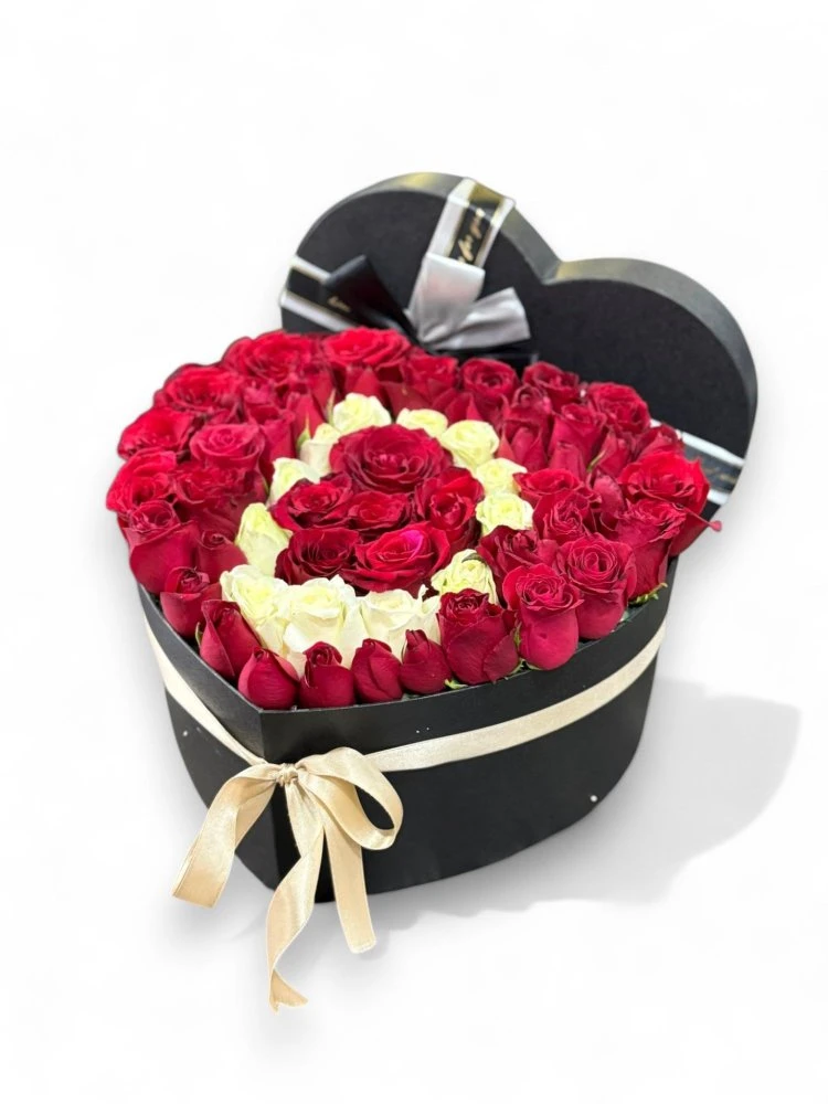 Kalpli Siyah Kutuda Aşkın Simgesi Kırmızı Beyaz Gül Aranjmanı