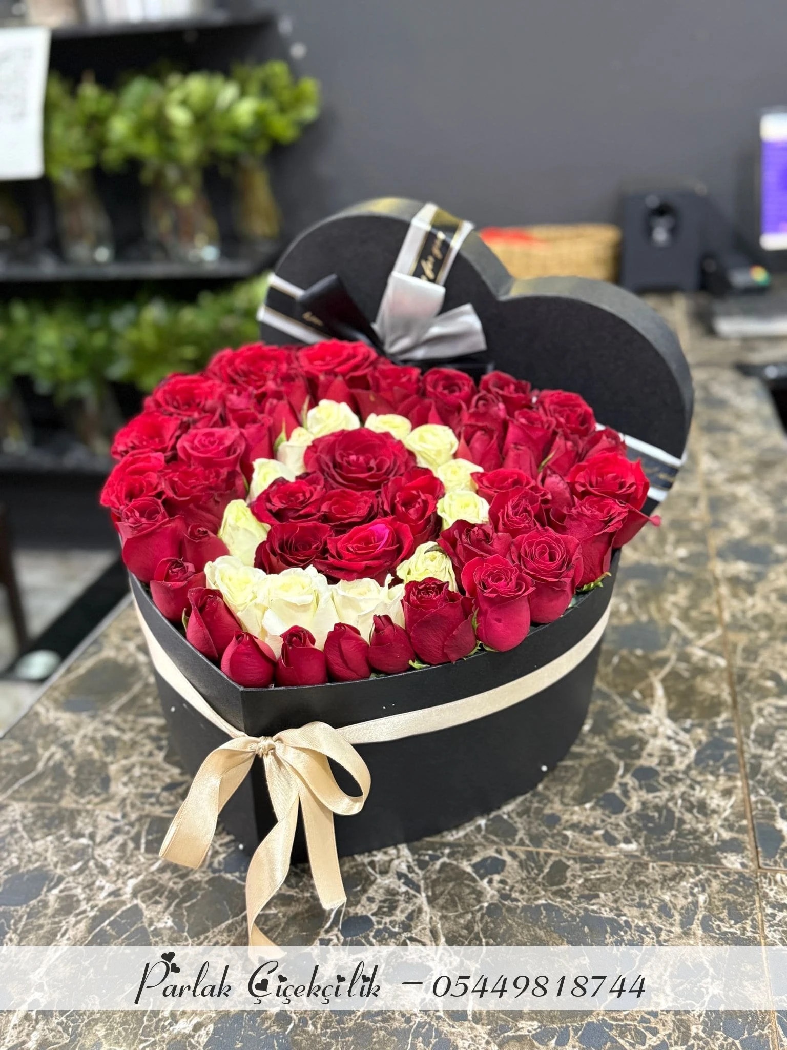 Kalpli Siyah Kutuda Aşkın Simgesi Kırmızı Beyaz Gül Aranjmanı