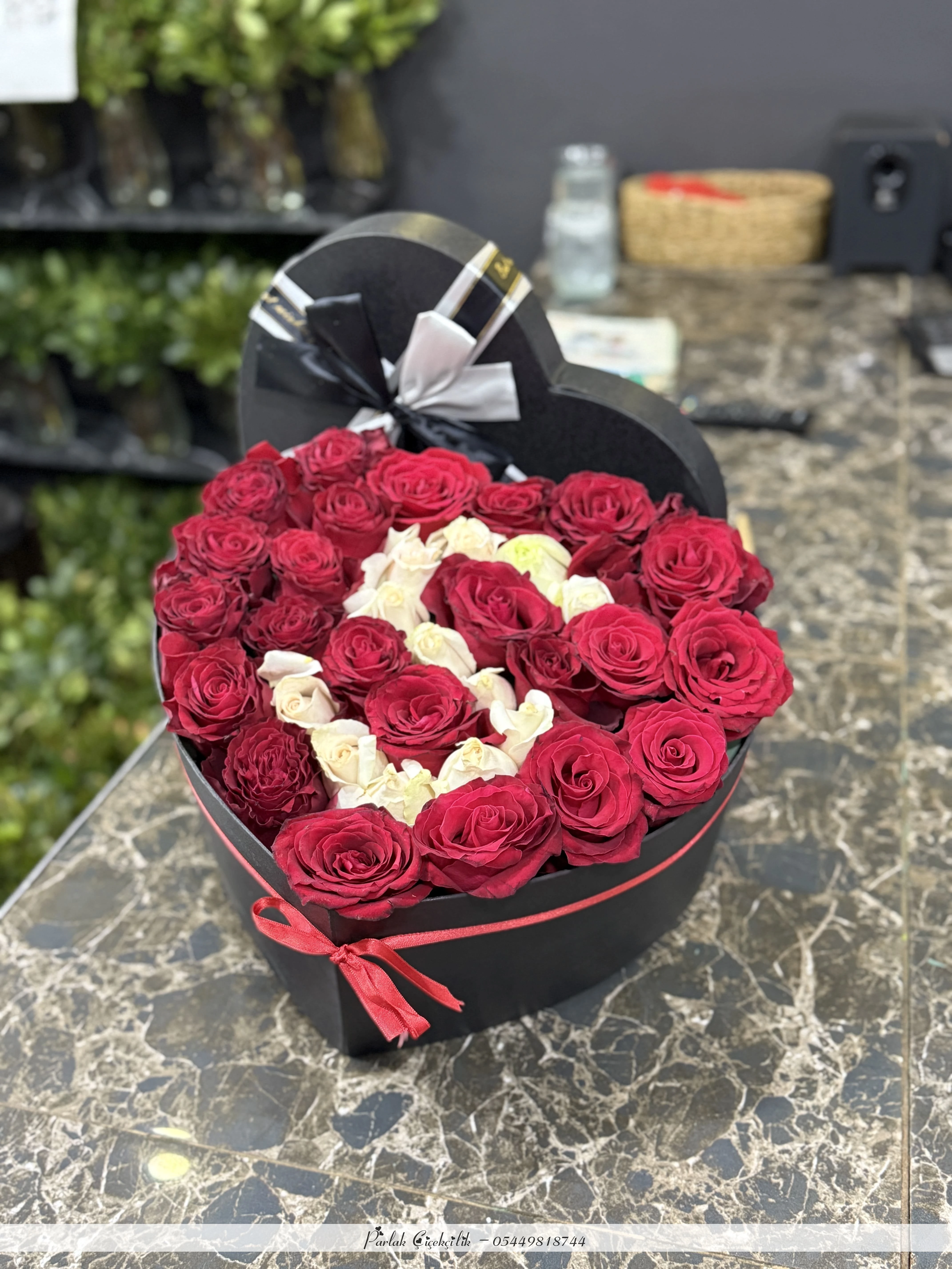 Kalpli Siyah Kutuda Harf Detaylı Kırmızı Gül Aranjmanı