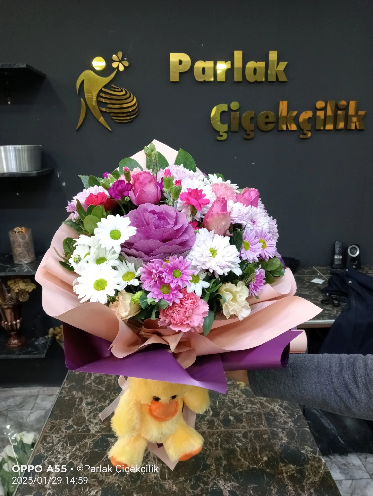 Kır Çiçeklerinden Rengarenk Peluşlu Mevsim Buketi