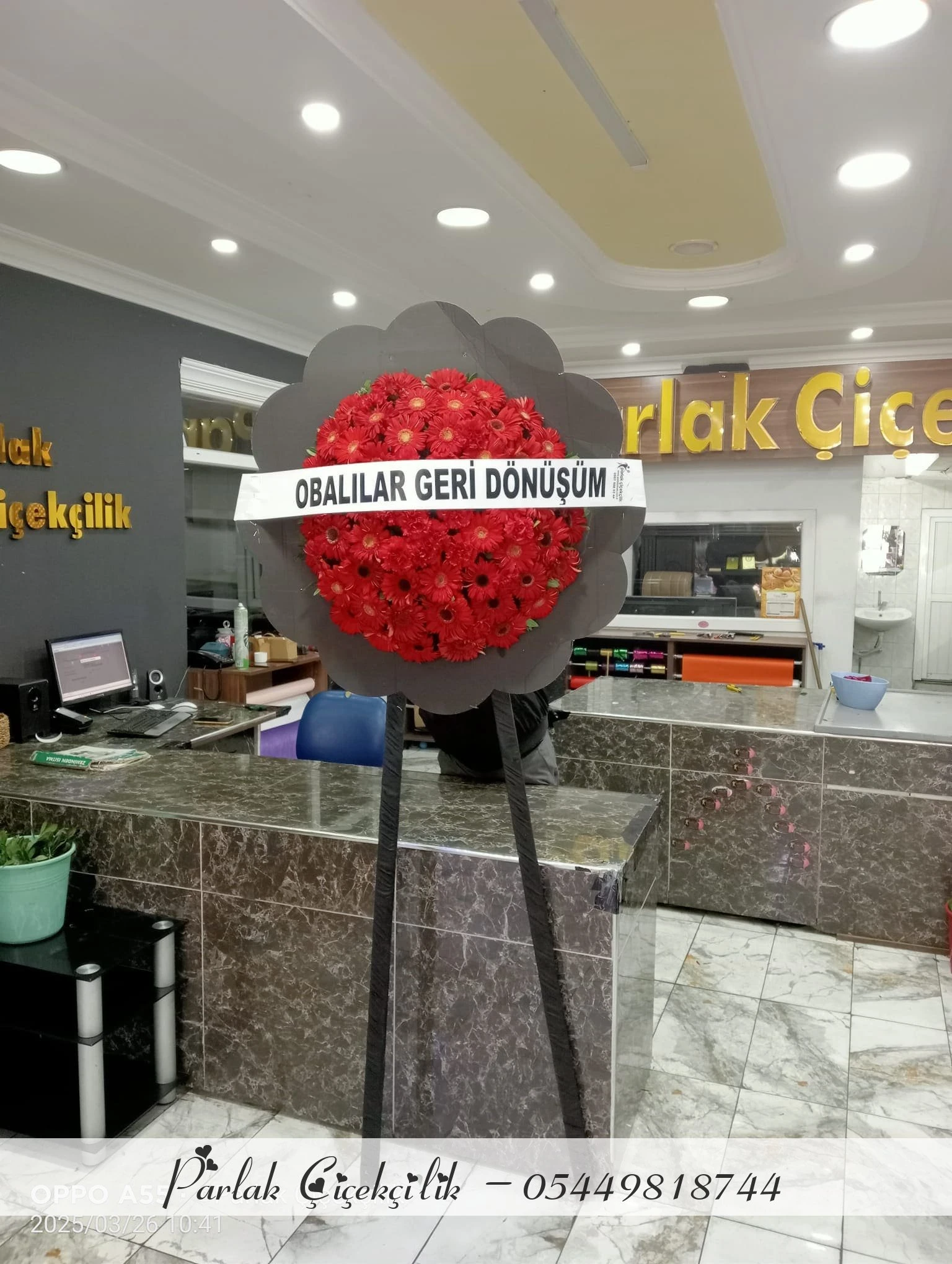 Kırmızı Gerberalı Siyah Zeminli Cenaze Çelengi