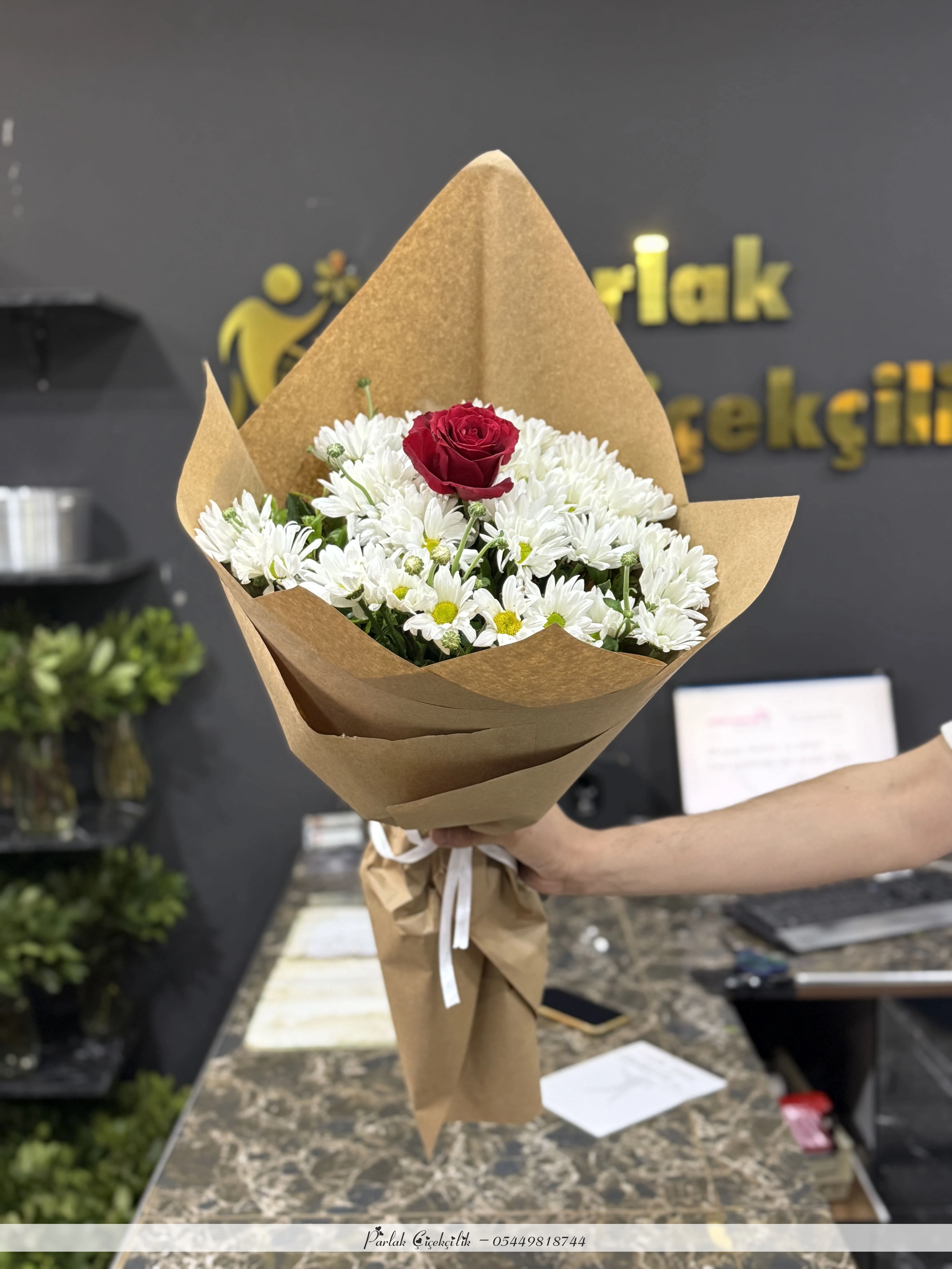 Kırmızı Gül Ve Papatya Ile Sade Aşk Buketi