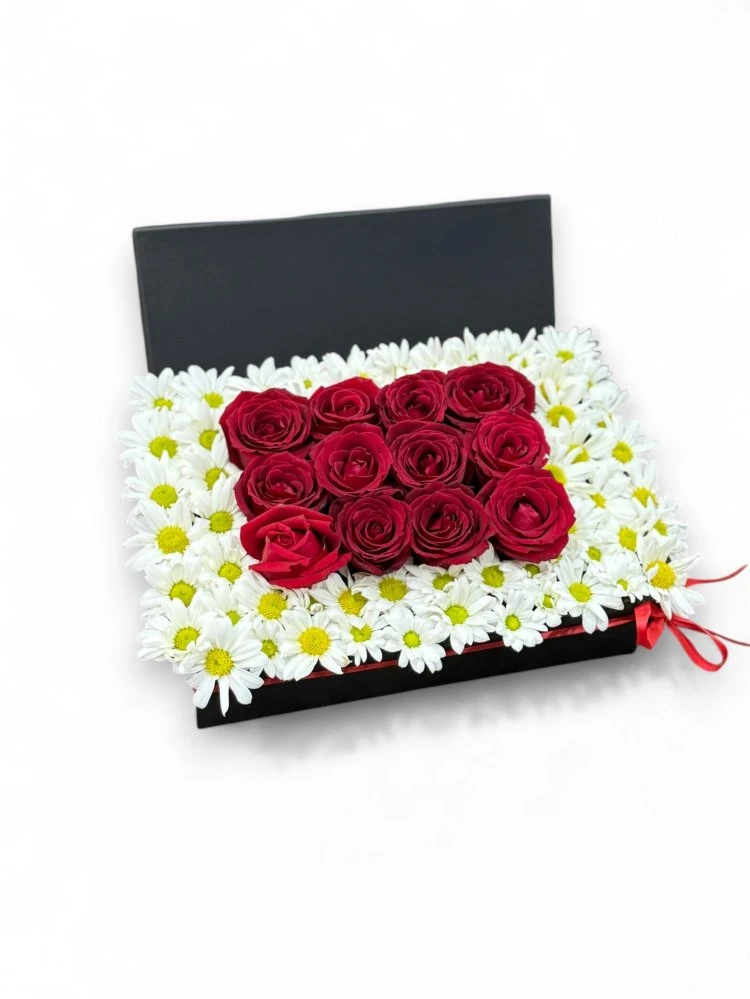 Kırmızı Gül ve Papatya Kutusunda Zarif Sürpriz
