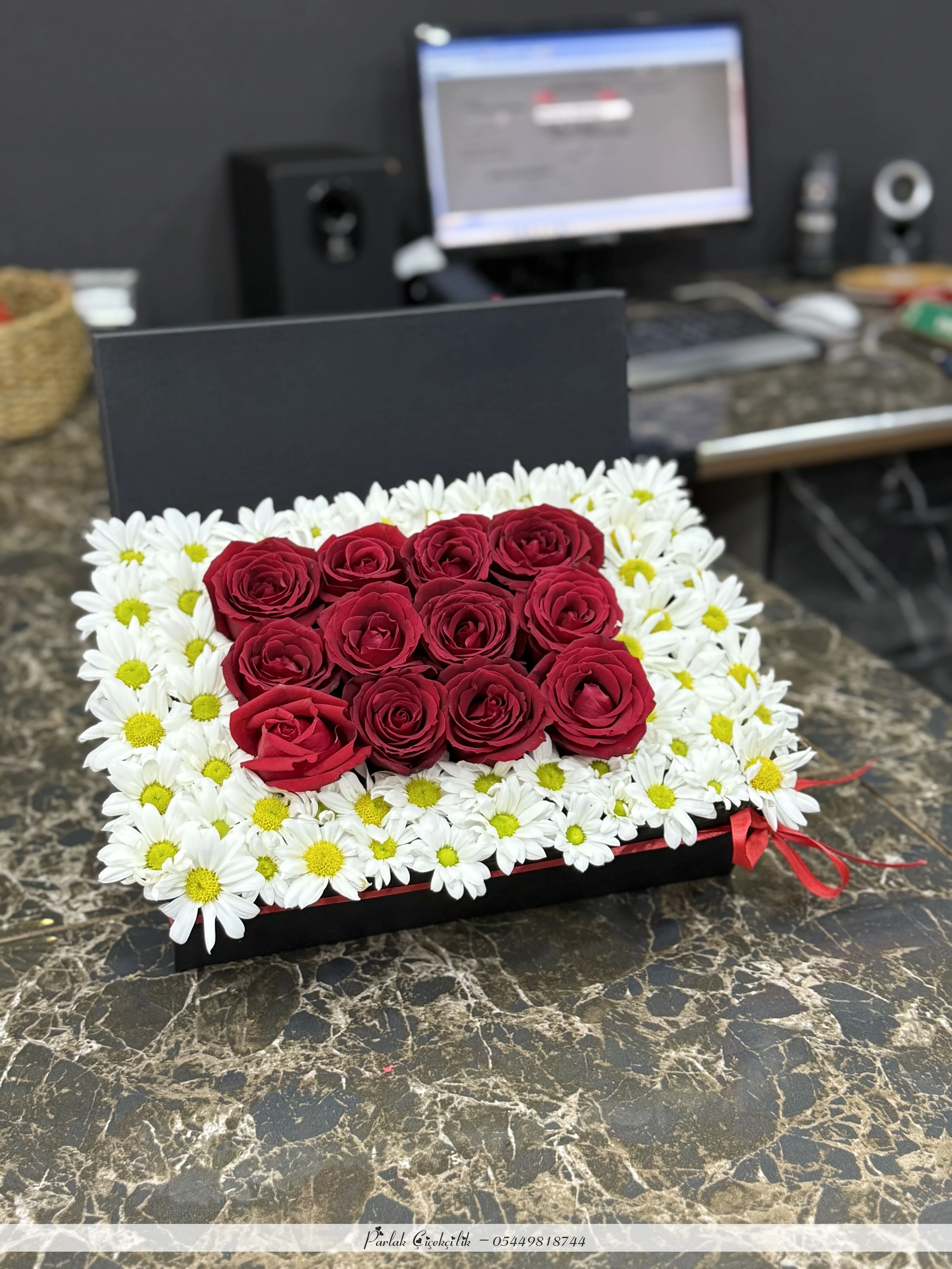 Kırmızı Gül Ve Papatya Kutusunda Zarif Sürpriz