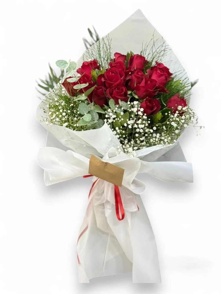 Kırmızı Güllerle Aşkın Beyaz Zarafeti