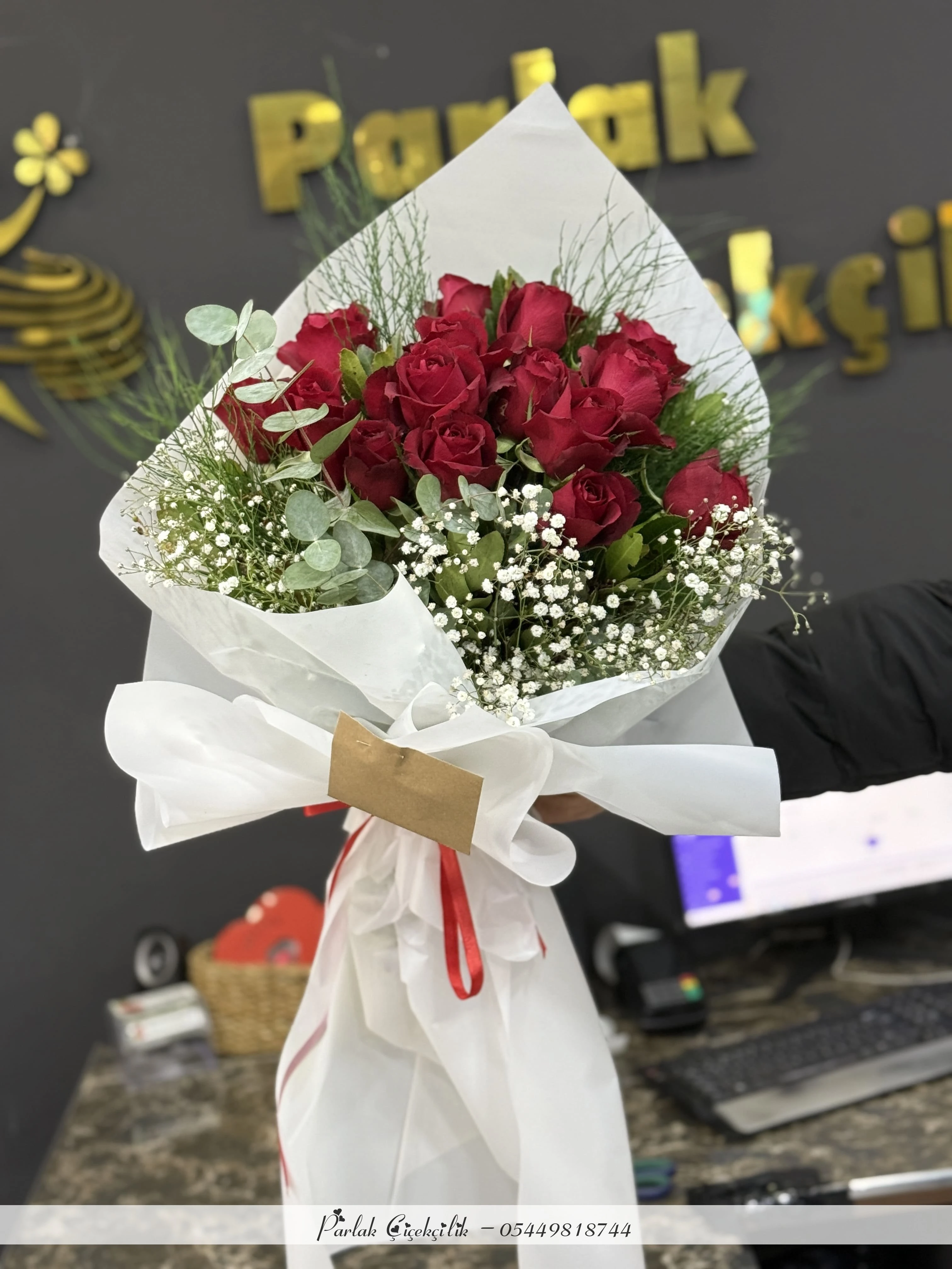 Kırmızı Güllerle Aşkın Beyaz Zarafeti