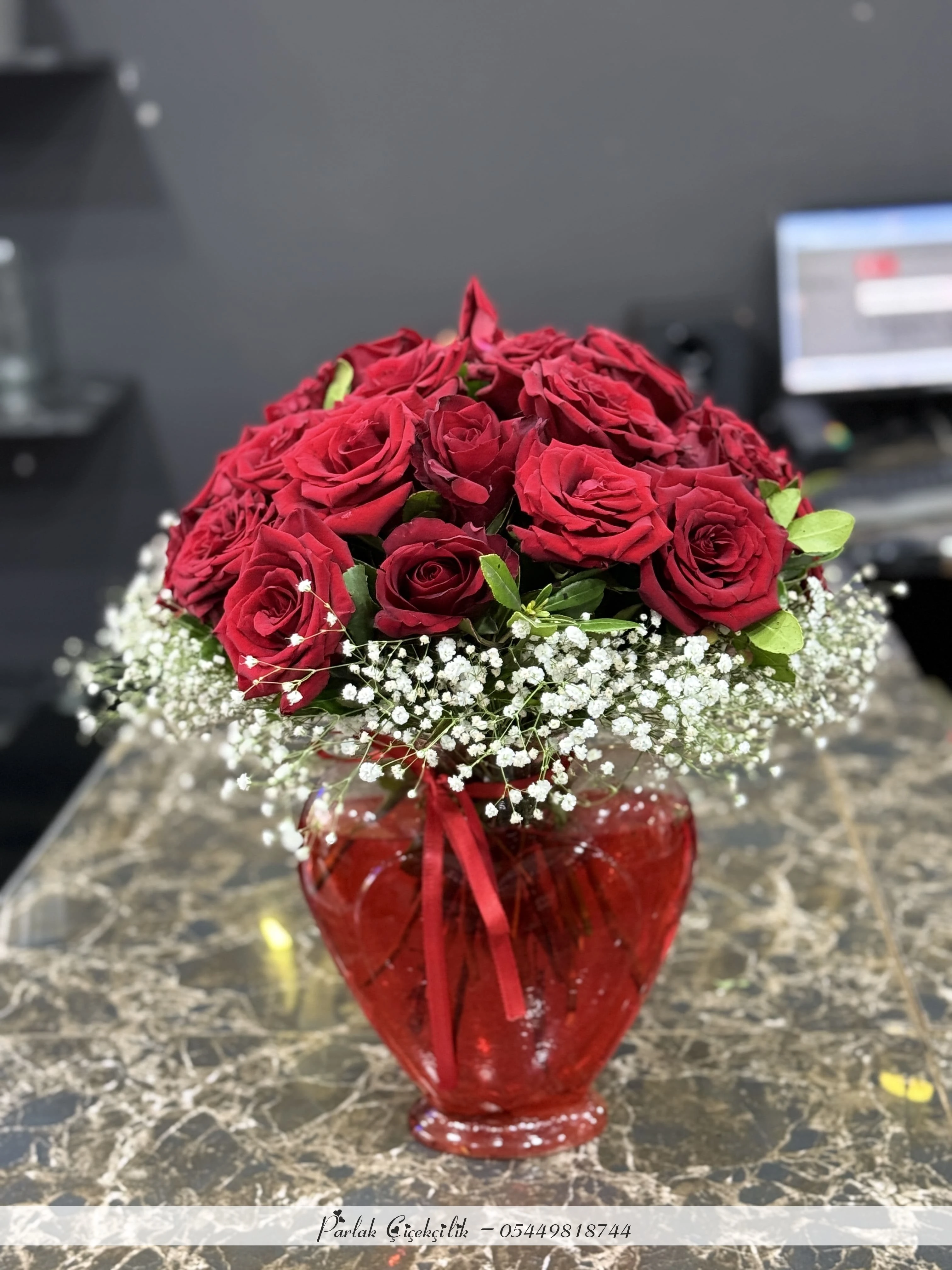 Kırmızı Vazoda Aşkın Simgesi Gül Aranjmanı