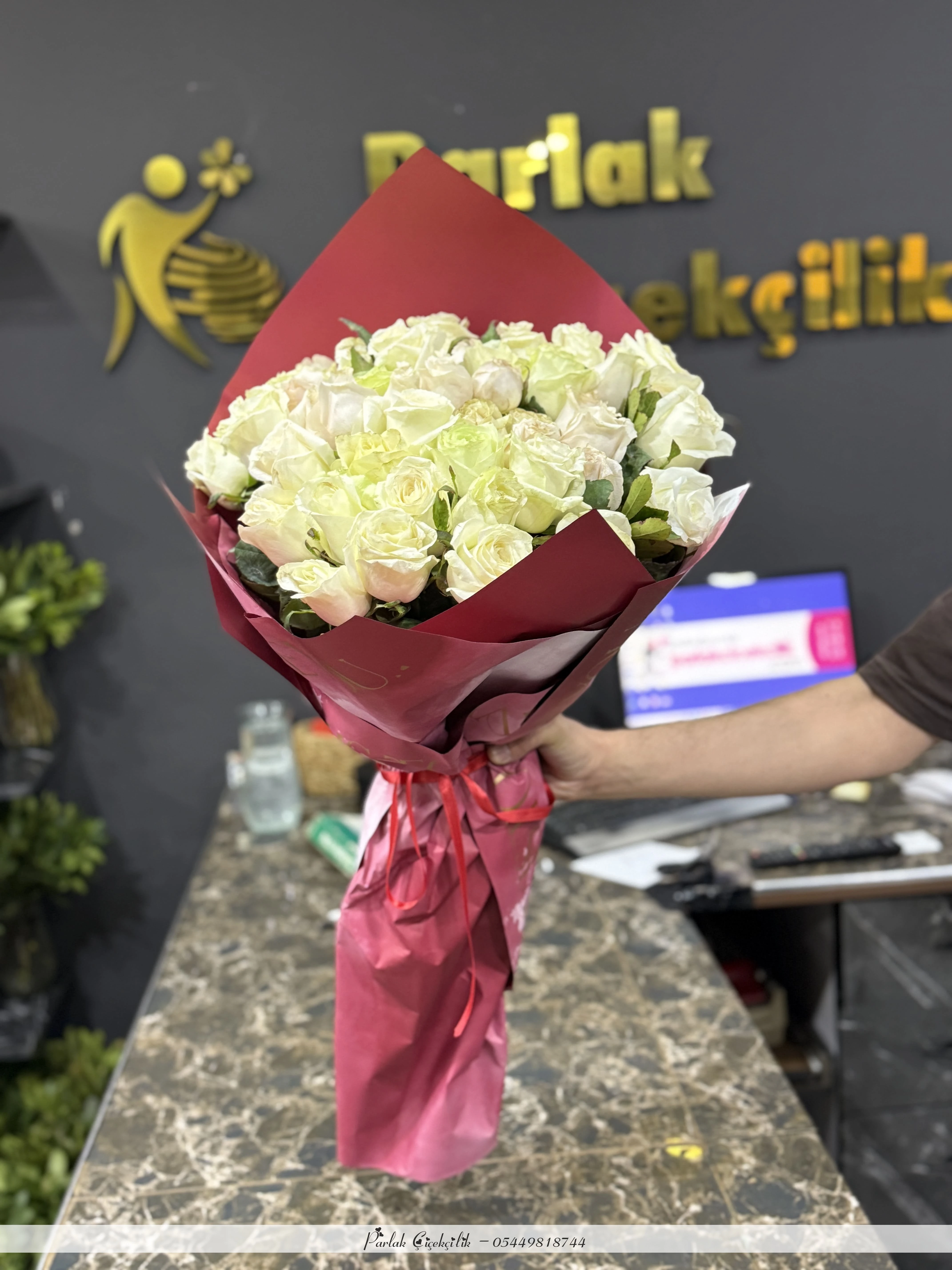 Kırmızı Zarif Ambalajda Beyaz Güller Buketi