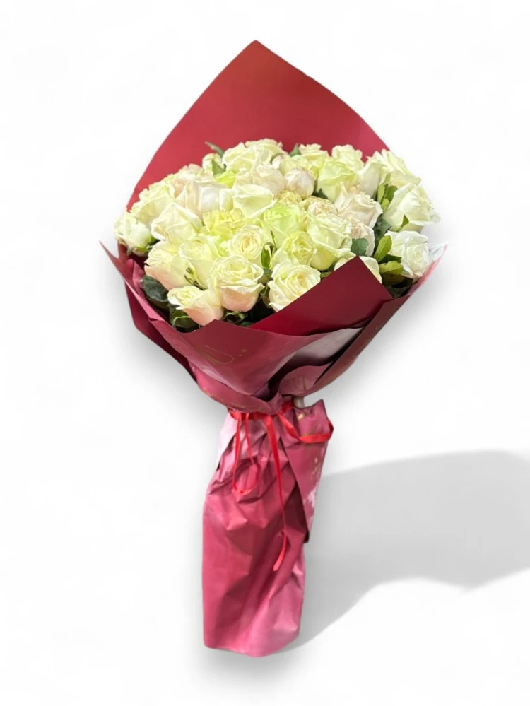Kırmızı Zarif Ambalajda Beyaz Güller Buketi