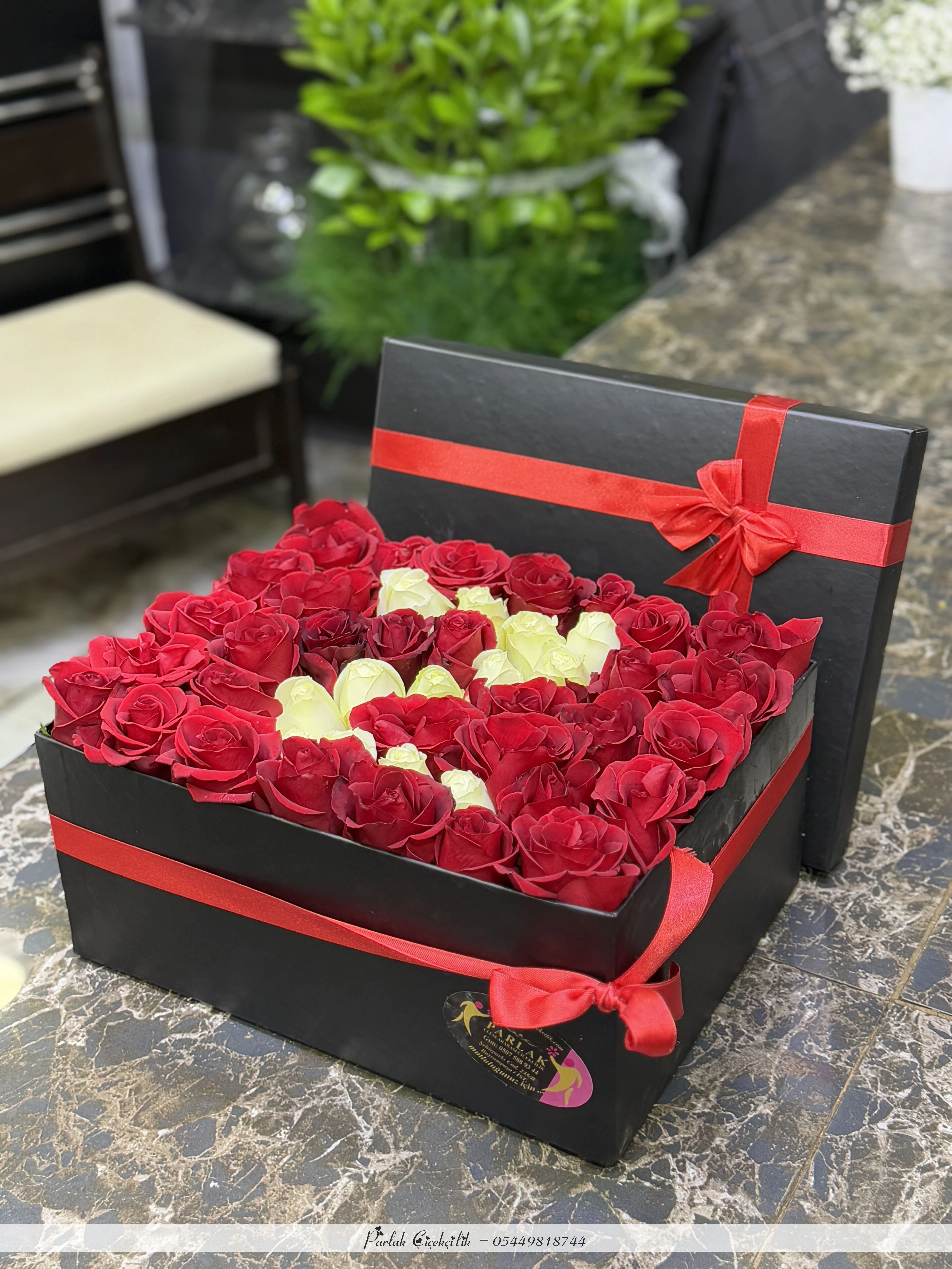 Kutu İçinde Harf Tasarımlı Kırmızı Ve Beyaz Gül Aranjmanı