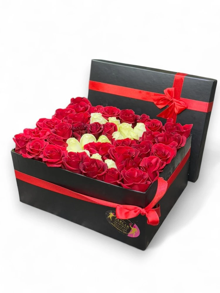 Kutu İçinde Harf Tasarımlı Kırmızı ve Beyaz Gül Aranjmanı