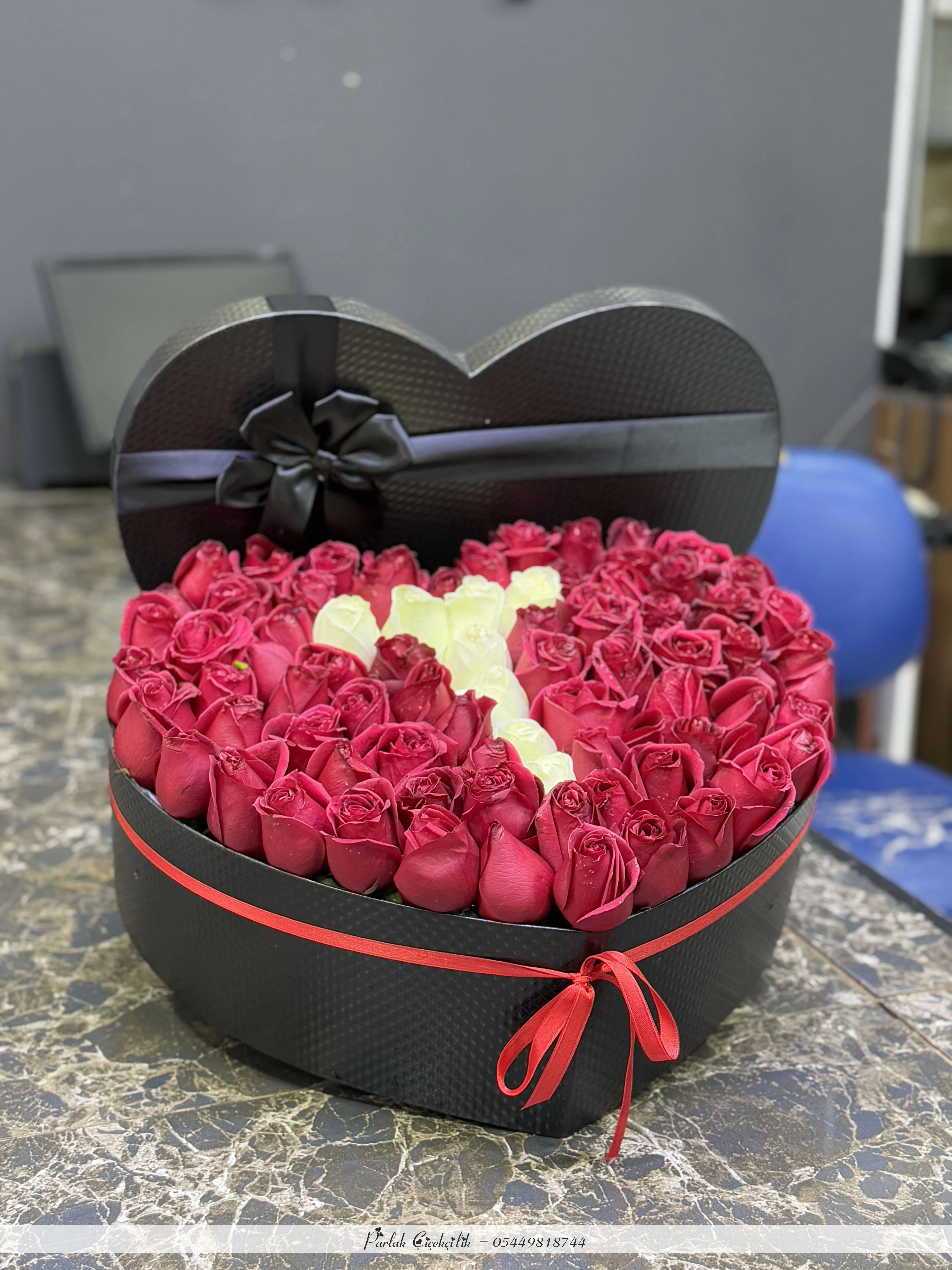 Kutuda Harfli Kırmızı Ve Beyaz Gül Aranjmanı