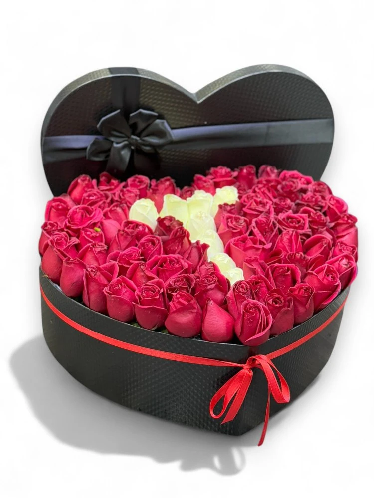 Kutuda Harfli Kırmızı ve Beyaz Gül Aranjmanı