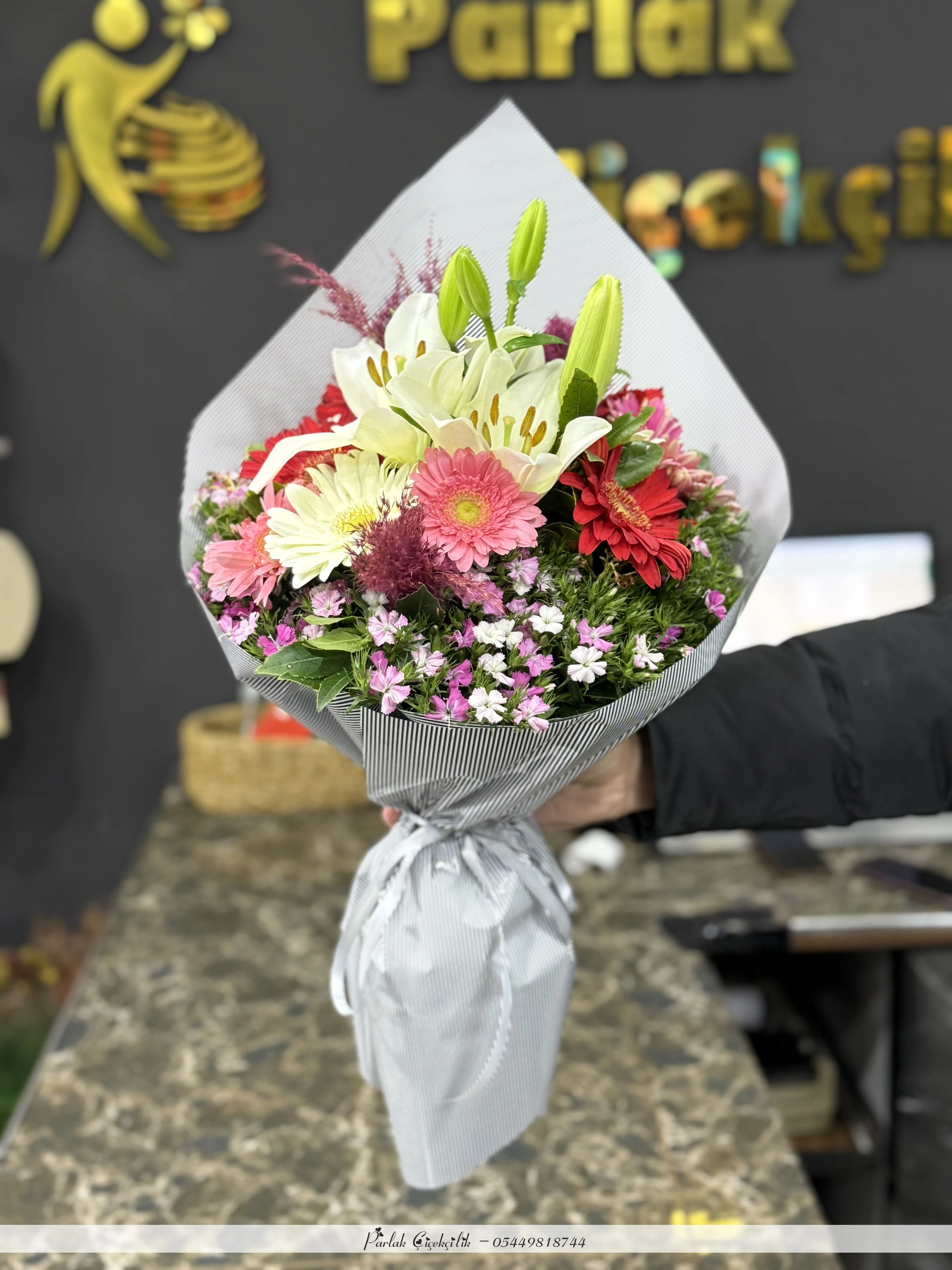 Lilyum Ve Renkli Papatya Buketi