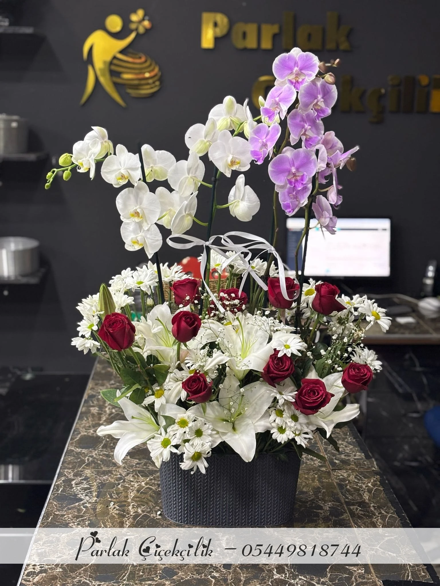 Orkide, Lilyum Ve Güllerden Zarif Çiçek Aranjmanı