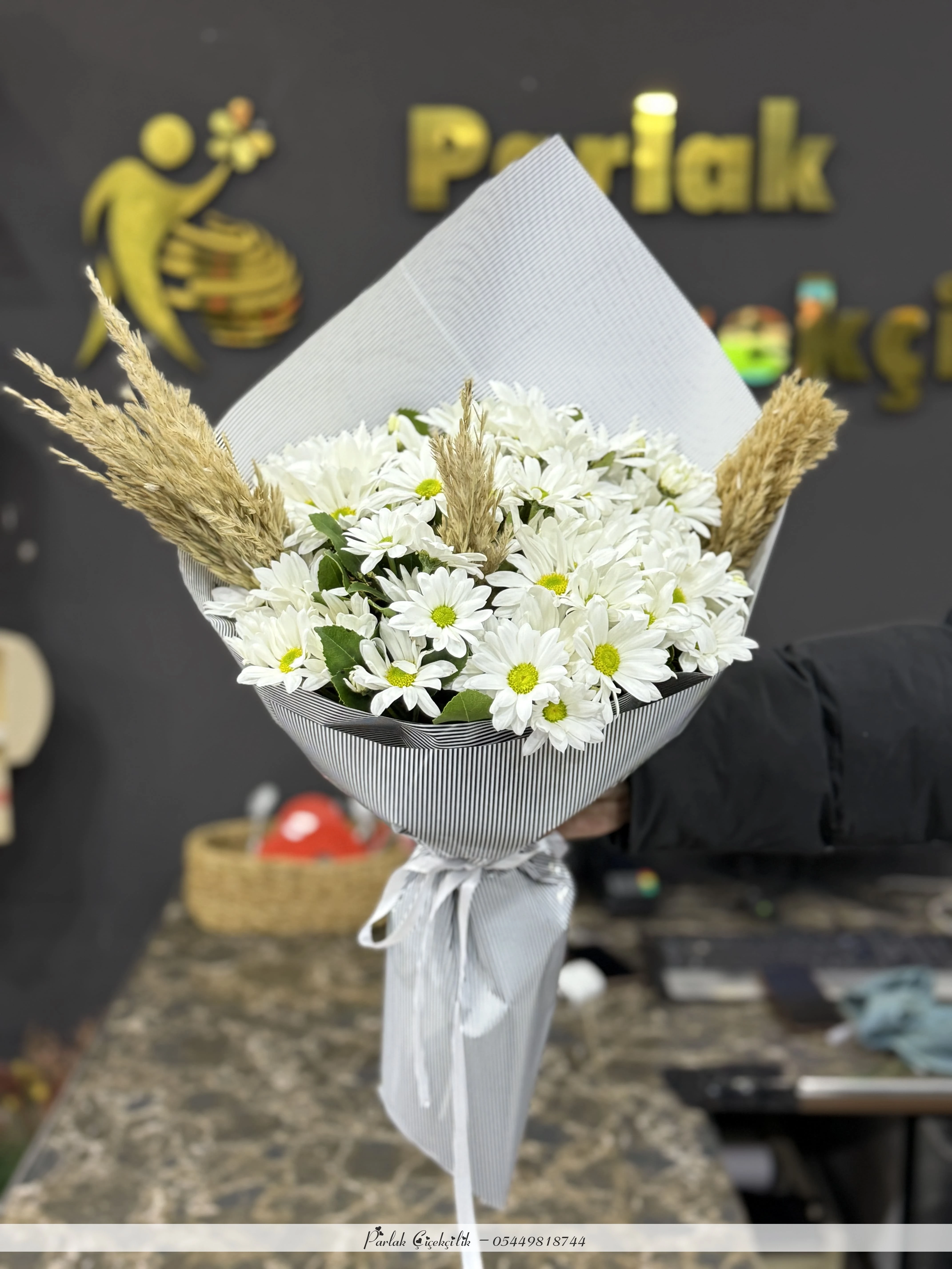 Pampas Detaylı Beyaz Papatya Buketi