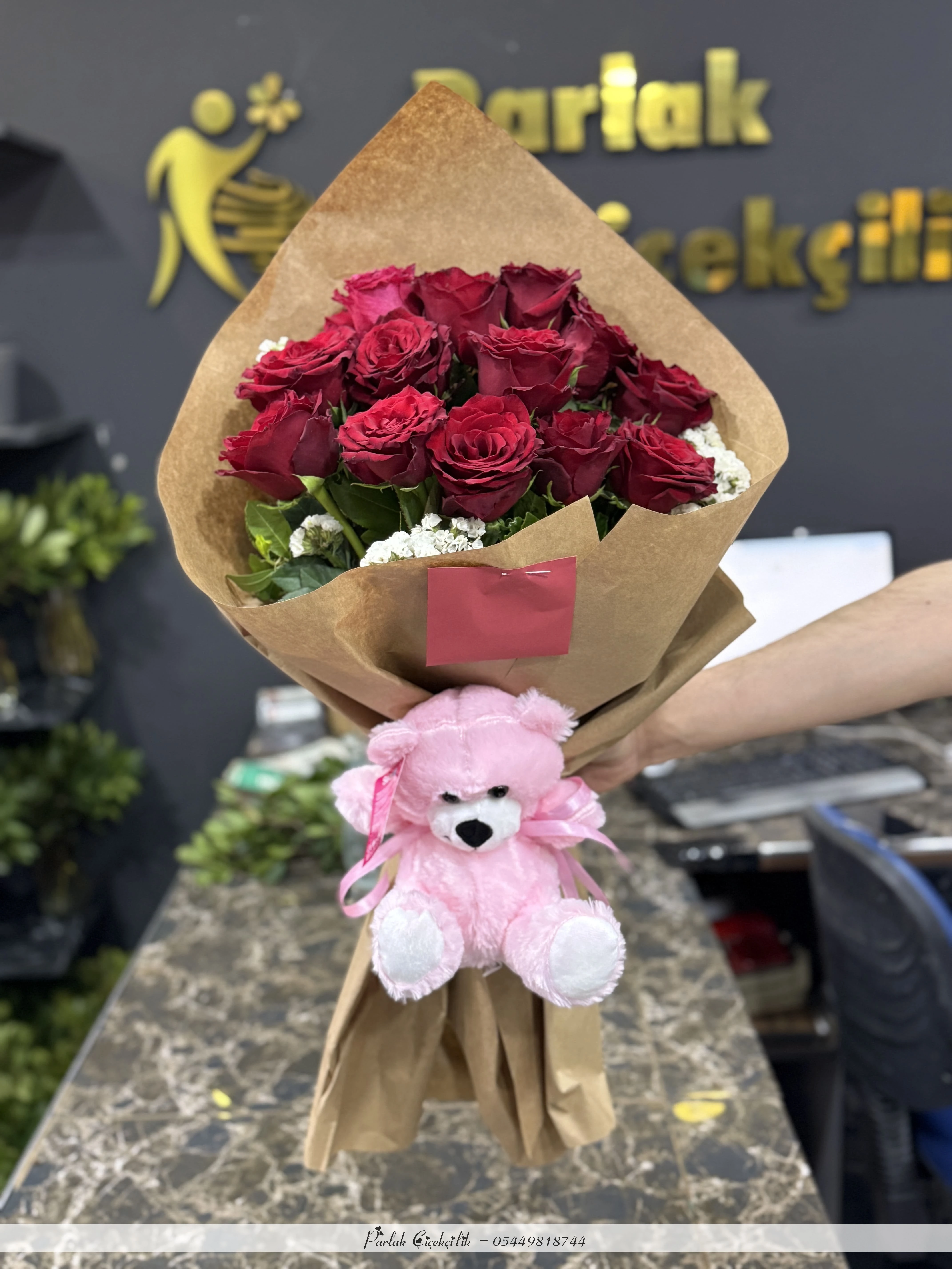 Peluş Ayıcıkla Sunulan 15 Kırmızı Güllük Romantik Buket