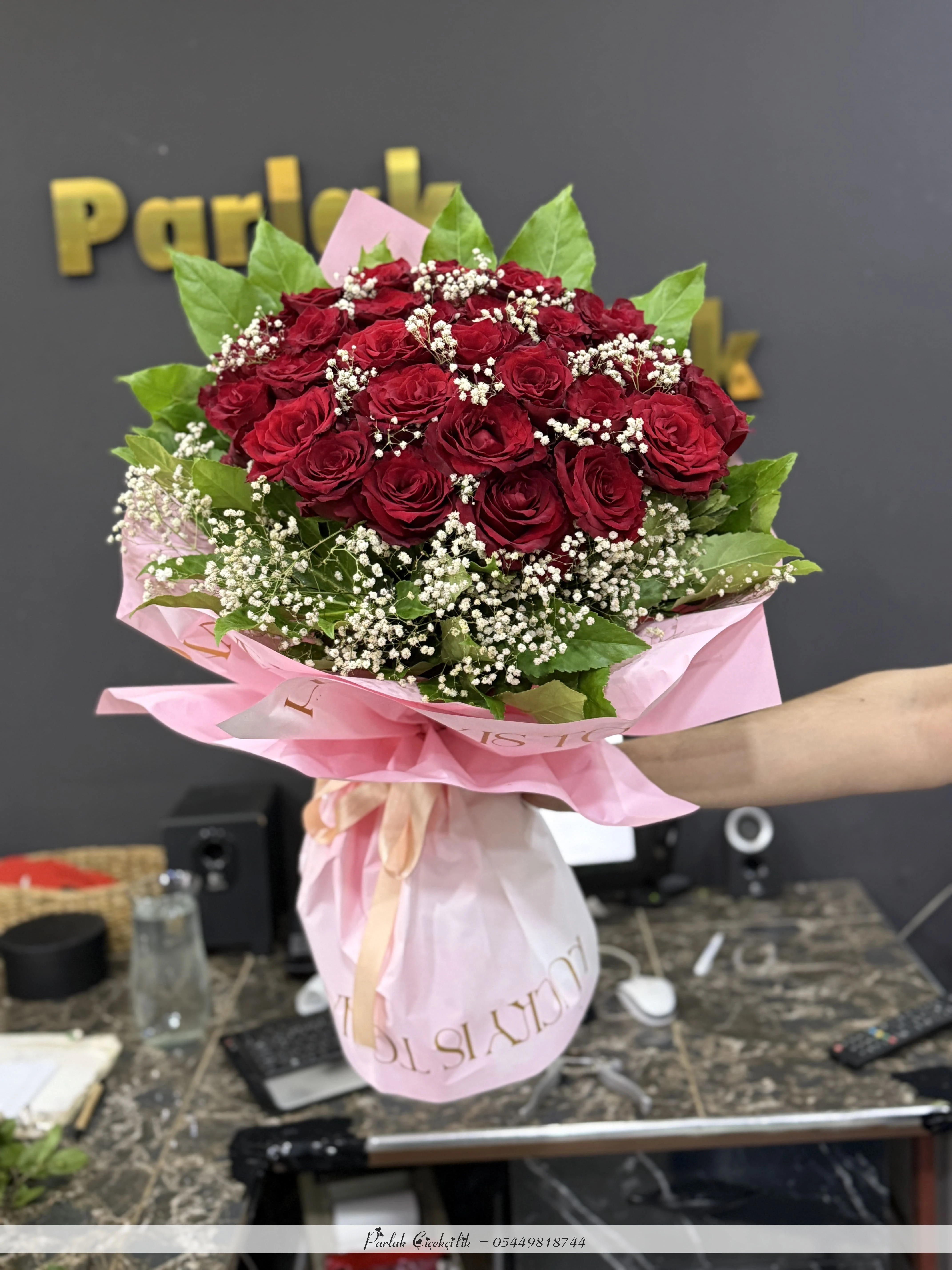 Pembe Ambalajda Aşkın Sembolü 41 Kırmızı Gül