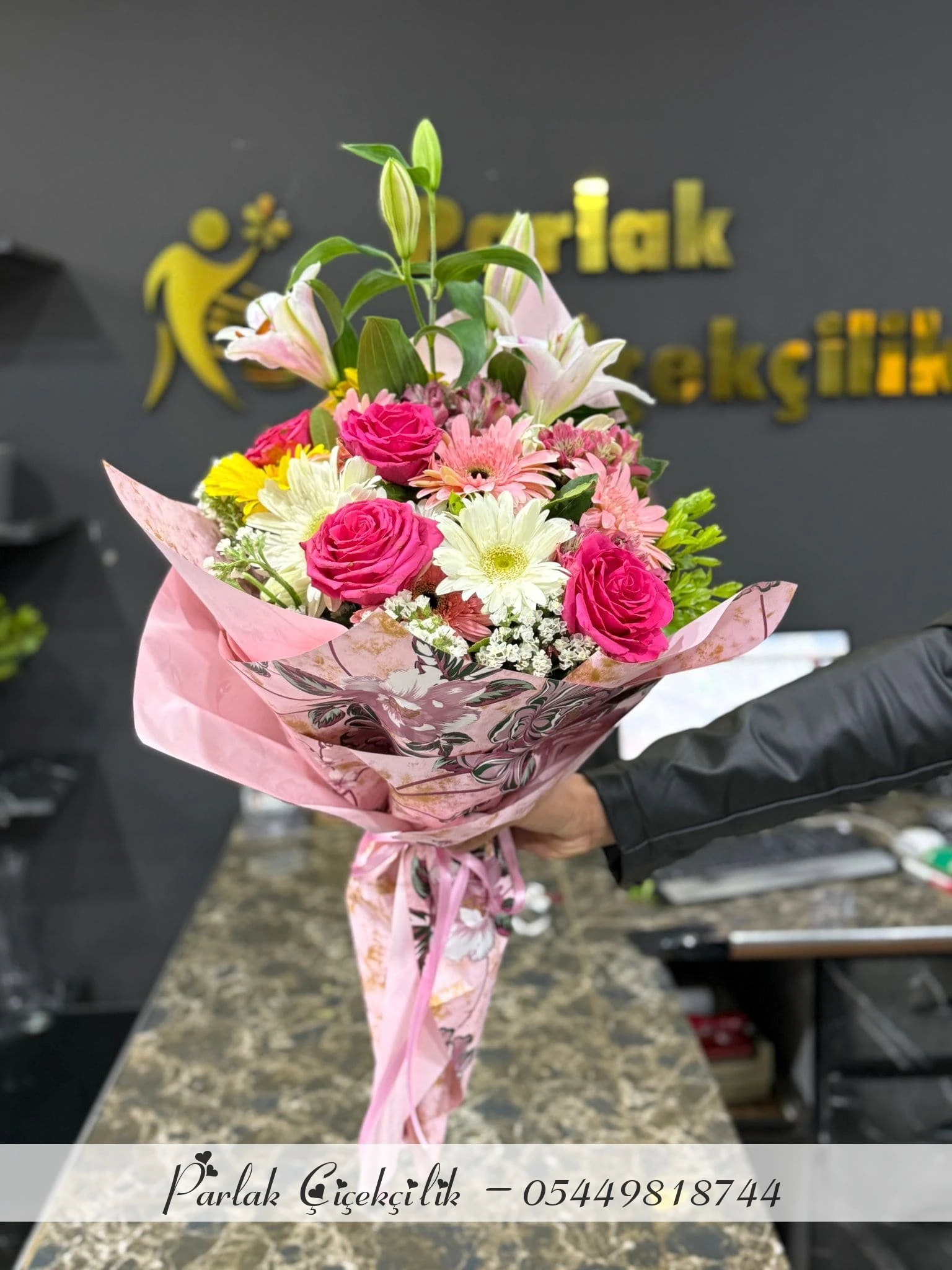 Pembe Tonlarda Bahar Esintili Lilyum Ve Gül Buketi