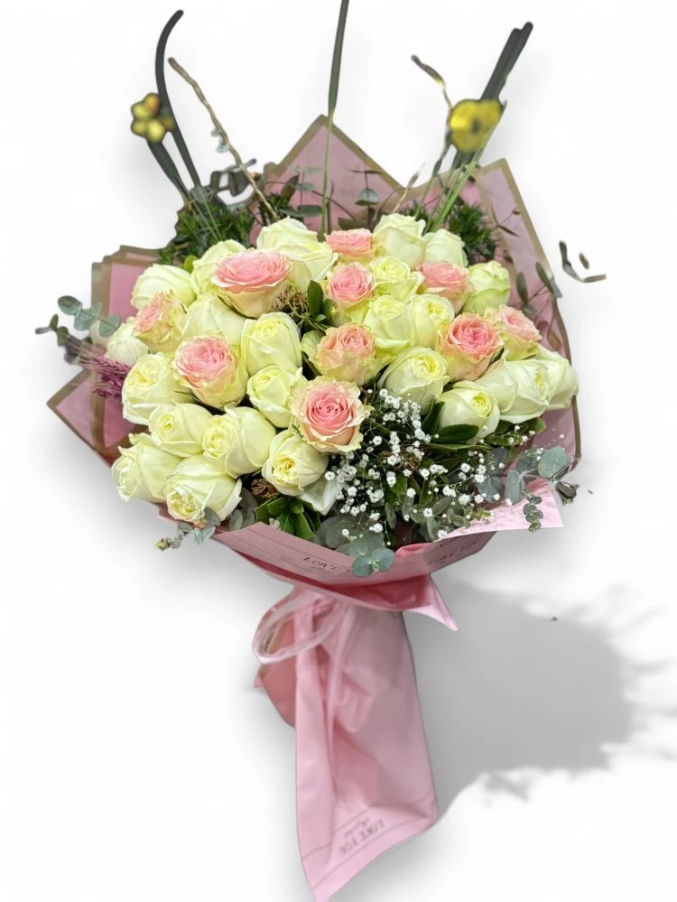 Pembe Ve Beyaz Güllerle Hazırlanmış Zarif Buket