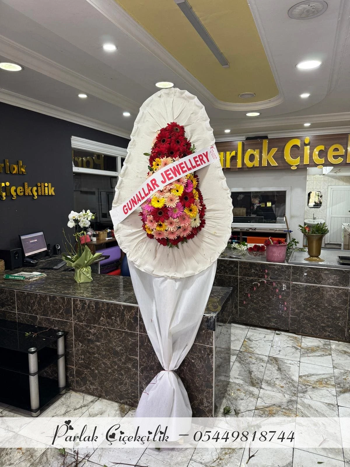 Renkli Gerbera Çelenk Ile Açılış Ve Kutlamalara Neşe Katın