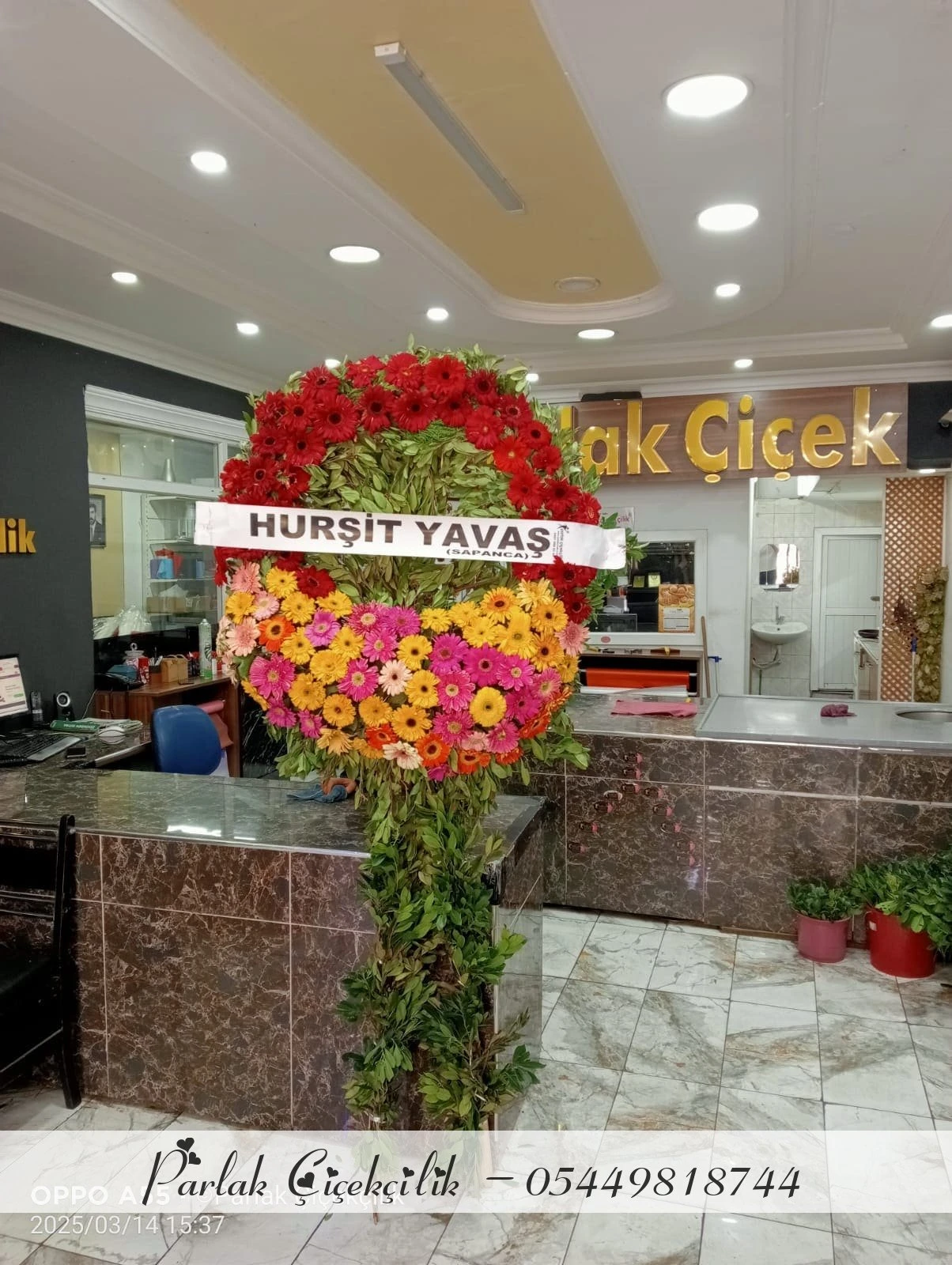 Renkli Gerberalarla Hazırlanmış Cenaze Çelengi