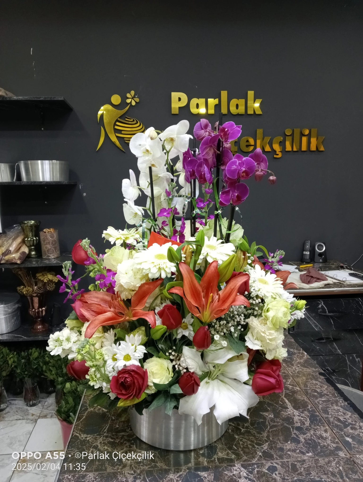 Renkli Mevsim Çiçeklerinden İthal Beyaz ve Mor Orkide Aranjman