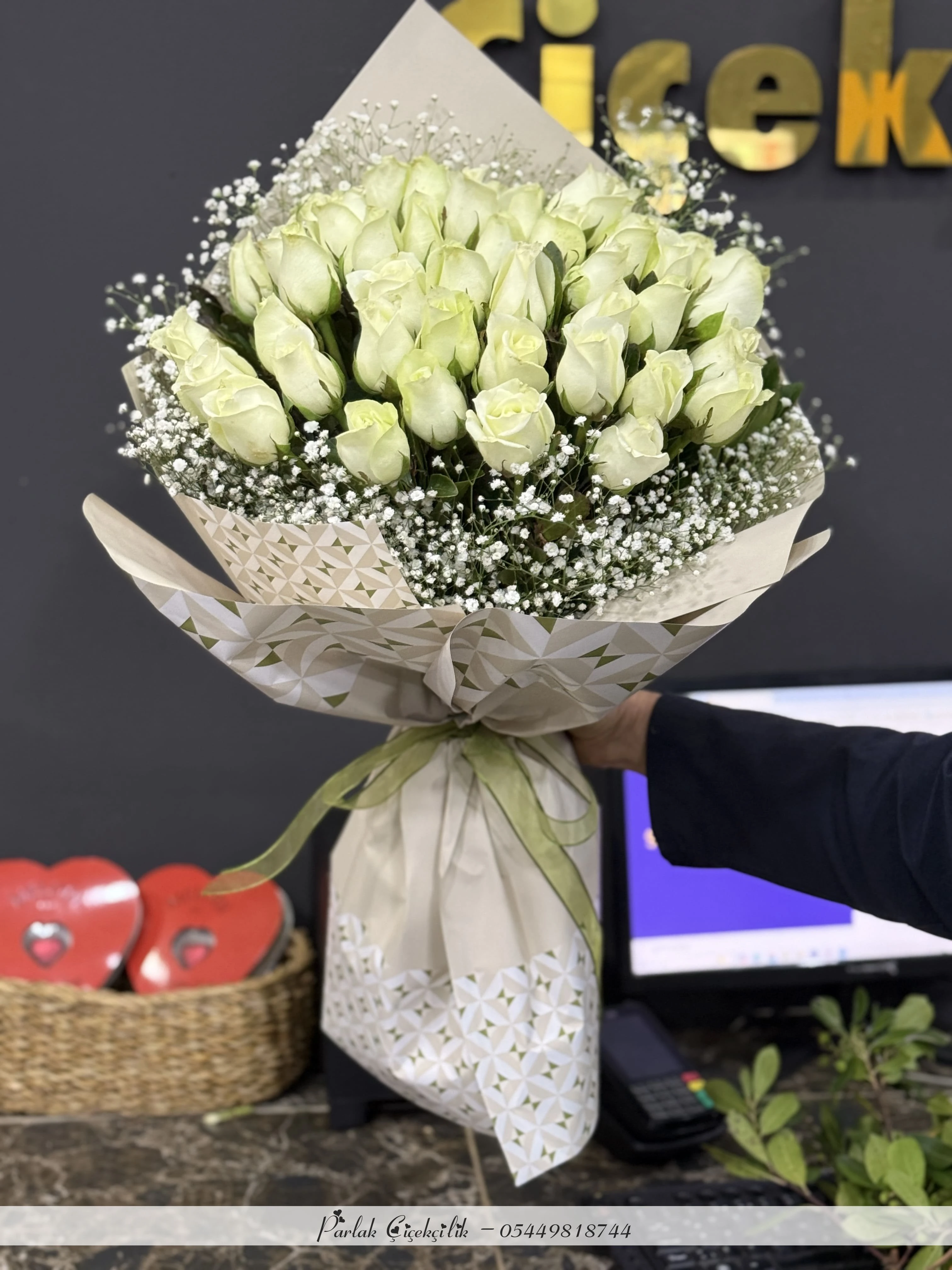 Saflığın Simgesi Beyaz Gül Buketi