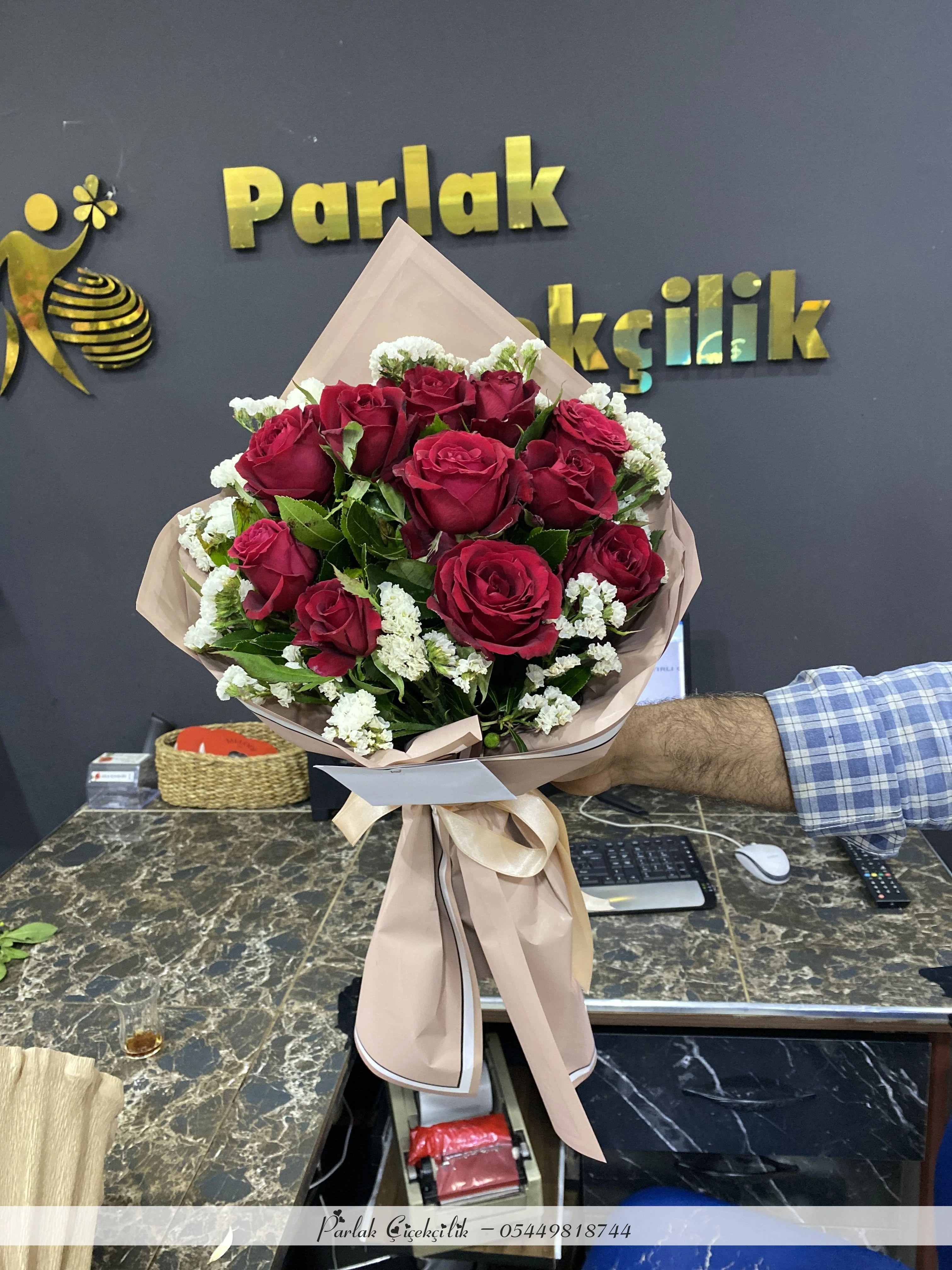 Şahane Ambalajda 13 Kırmızı Gül Buketi