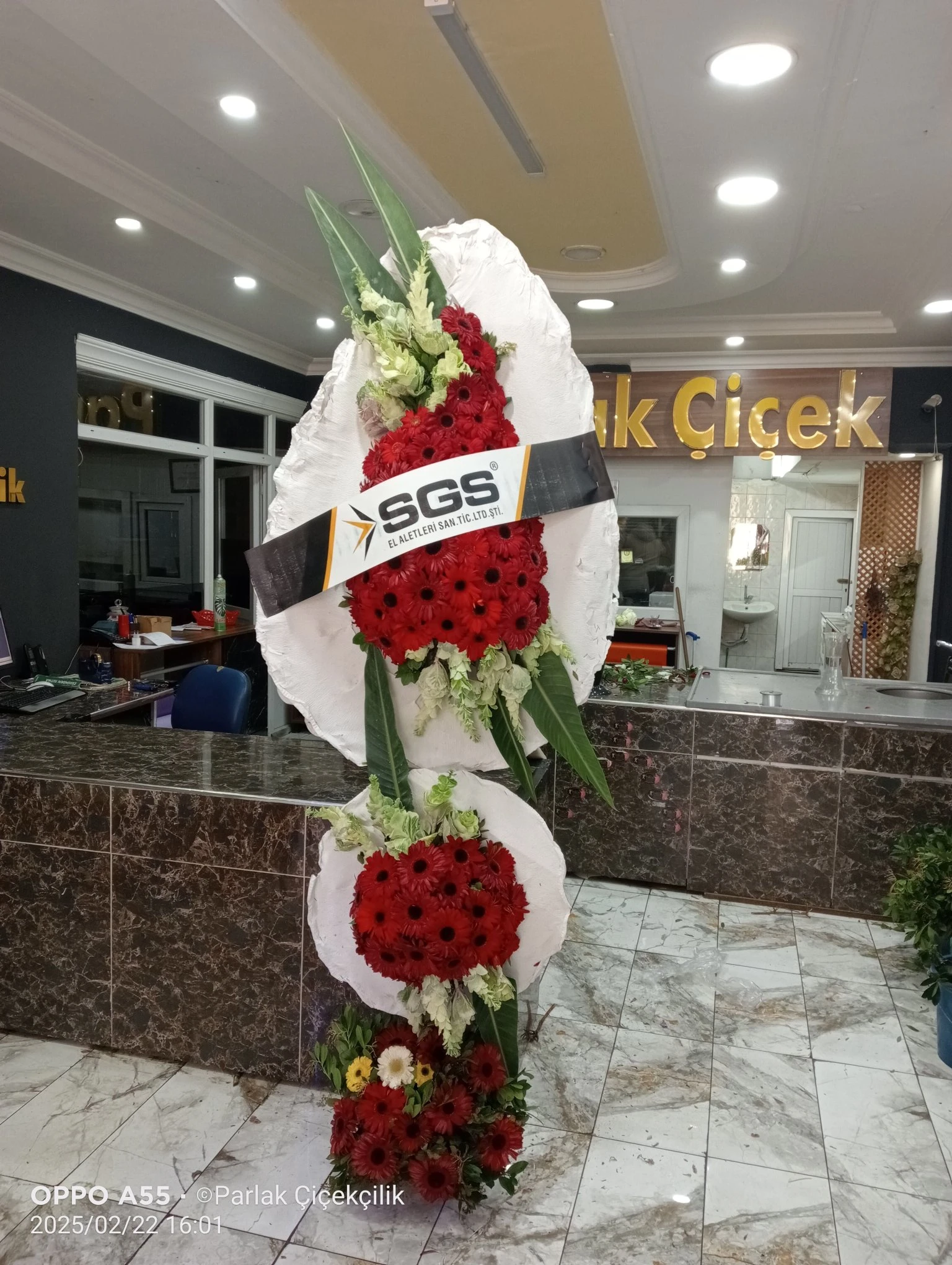Şık Çift Katlı Kırmızı Beyaz Açılış Düğün Çelengi