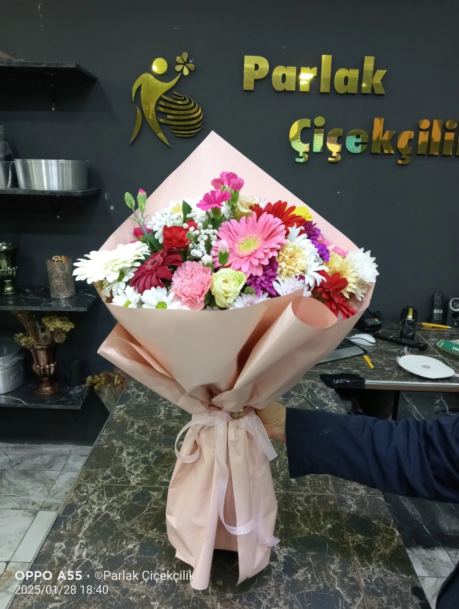 Şık Rengarenk Çiçeklerden Buket