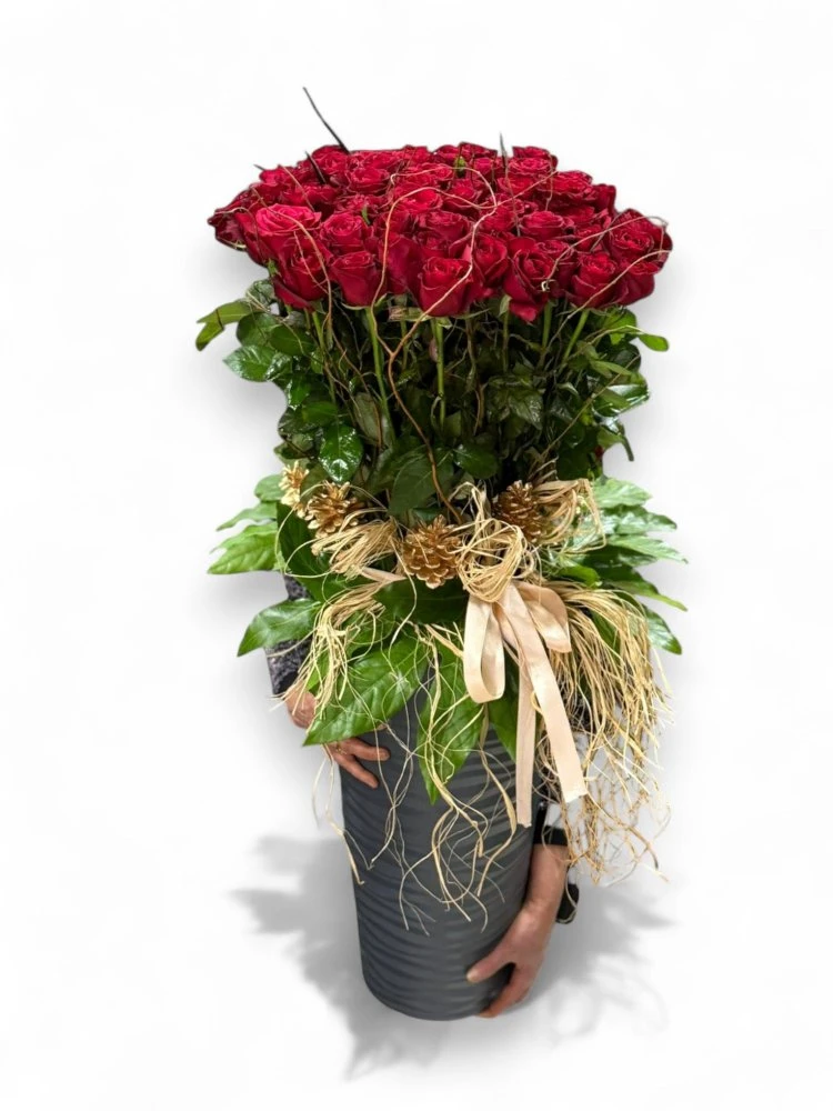 Silindir Vazoda 51 Kırmızı Gül ve Doğal Süslemeli Aranjman