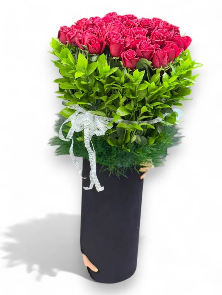 Silindir Vazoda 51 Kırmızı Gül Ve Yeşil Yaprak Aranjmanı