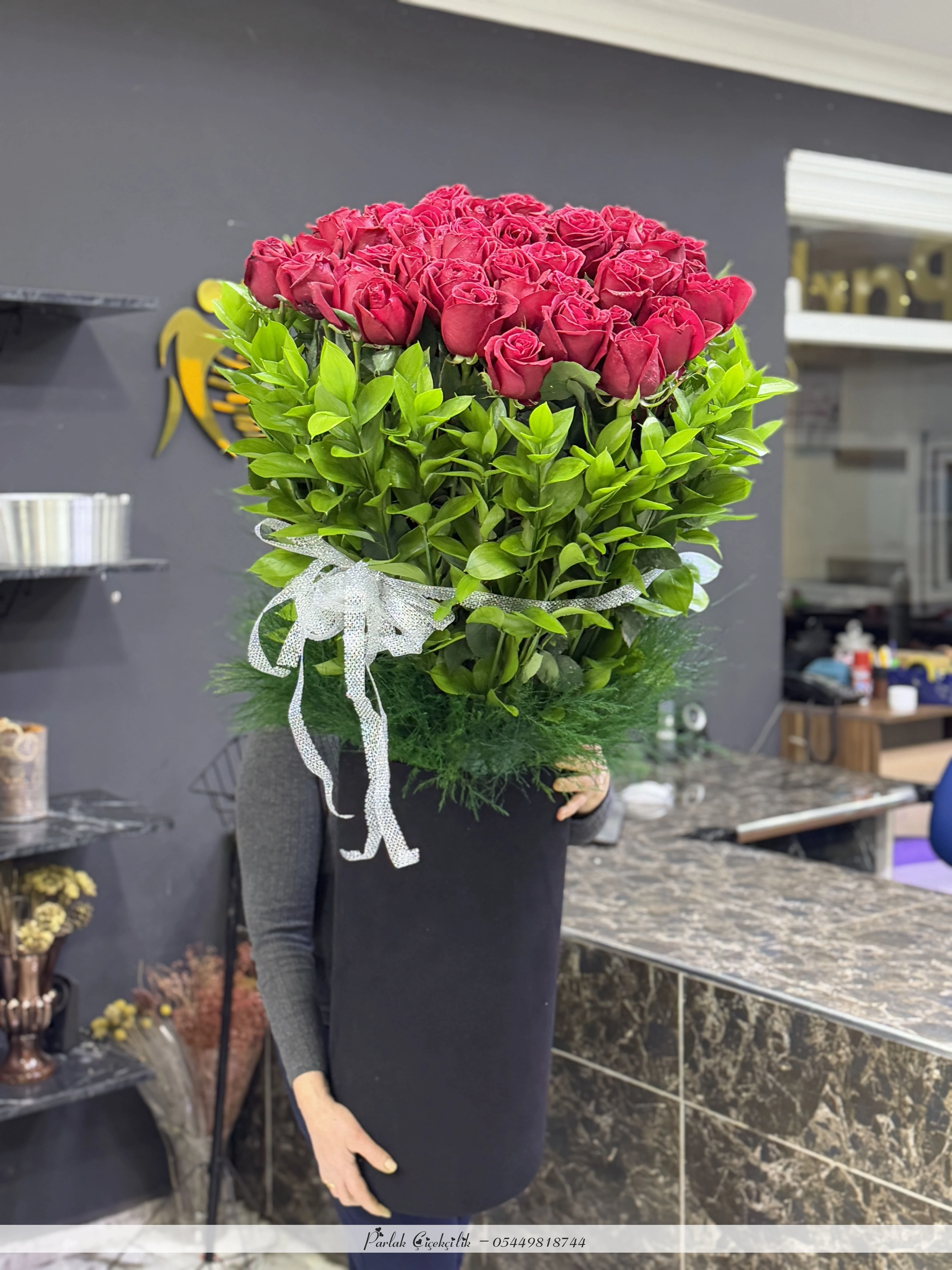 Silindir Vazoda 51 Kırmızı Gül Ve Yeşil Yaprak Aranjmanı