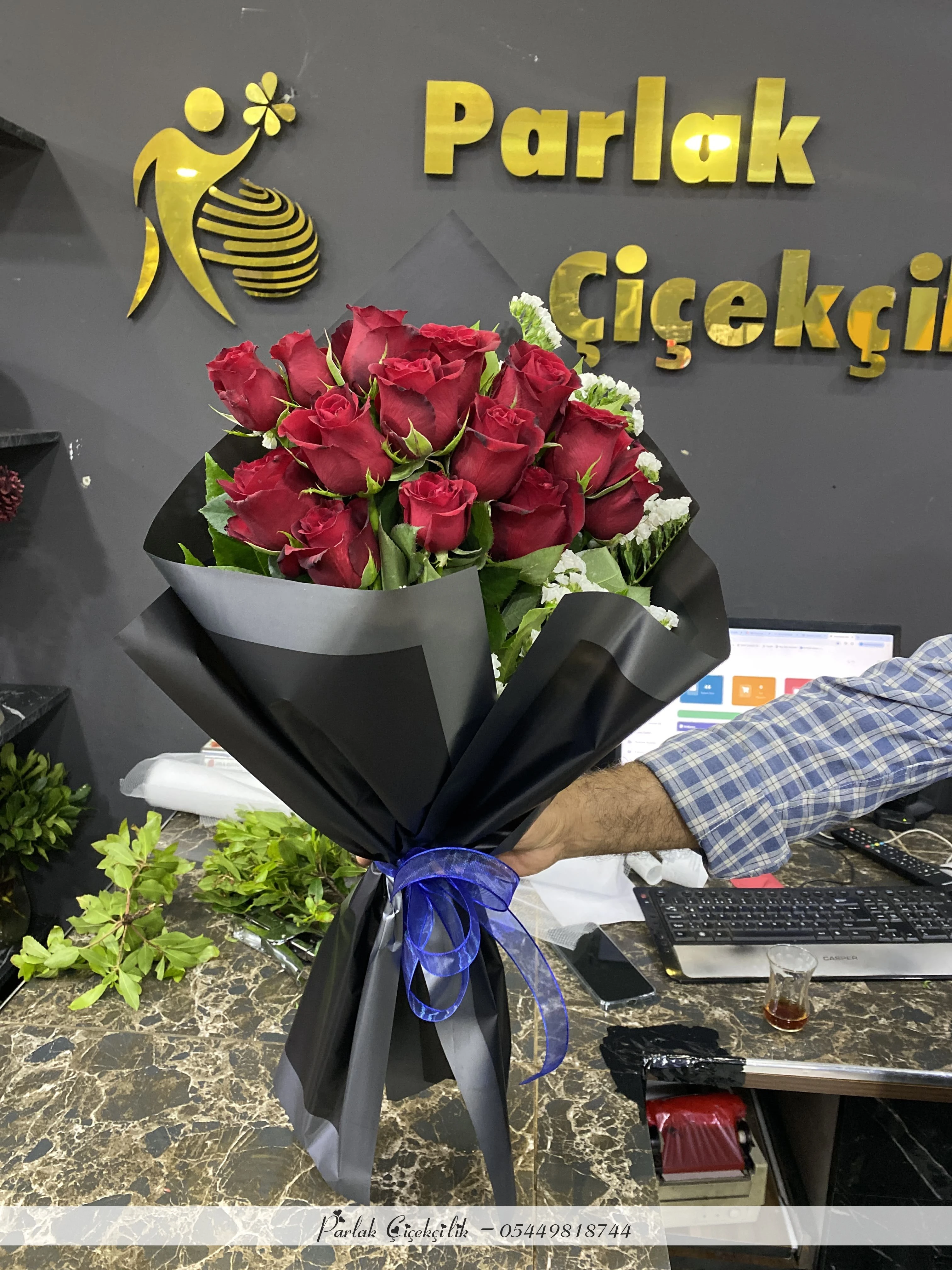 Siyah Ambalajda 19 Kırmızı Gül Buketi