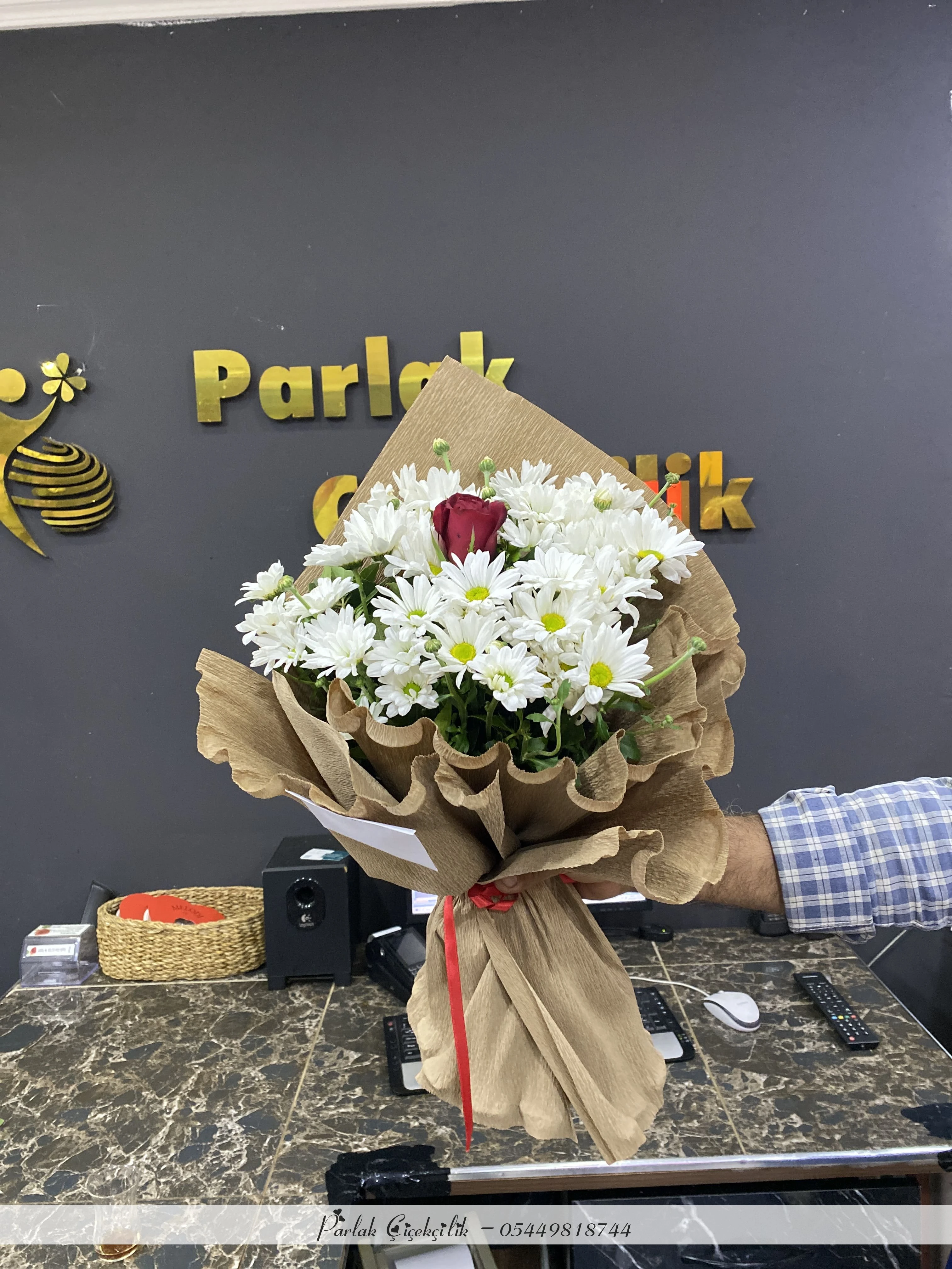 Tek Aşka Vurgu: Papatya Arasında Kırmızı Gül Buketi