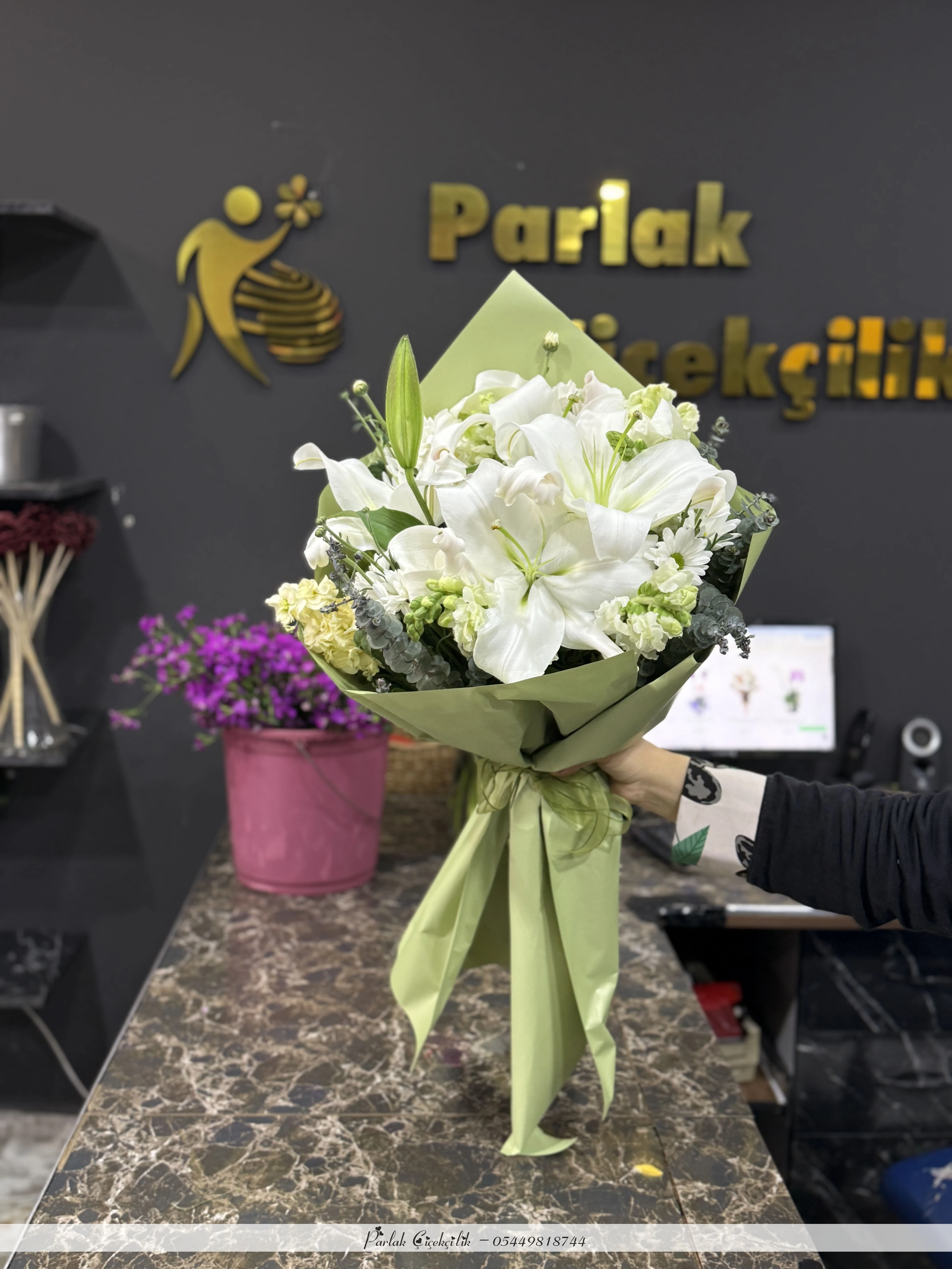 Zarif Beyaz Lilyum Buketiyle Saflık Ve Huzur